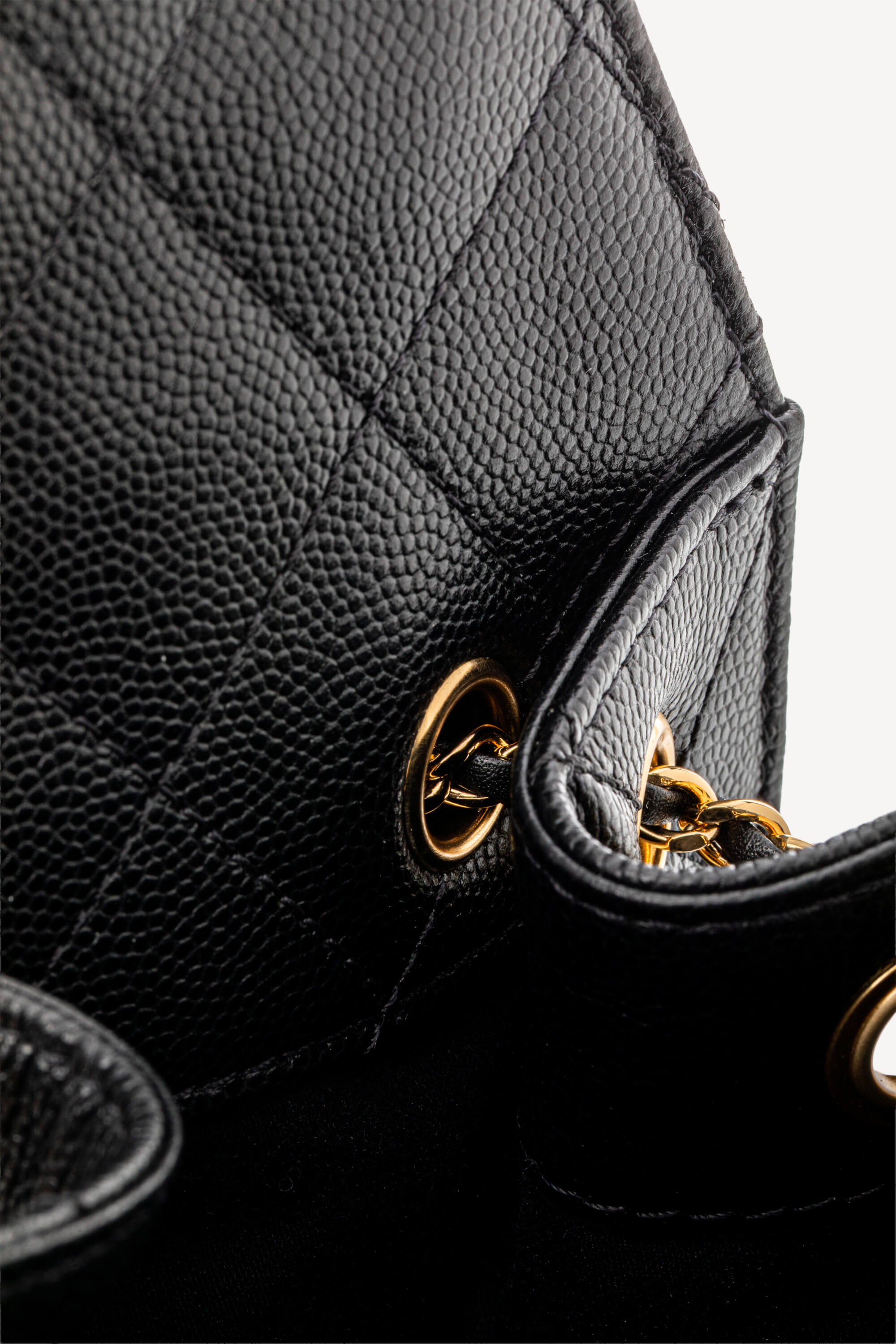<span style="font-size: 10px;letter-spacing: .15em">HARD TO FIND</span><br>            <strong>CHANEL</strong><br>            <div style="margin-top:10px;font-size:16px">25 Small Bag Hammered Leather Gold Effect Metal Black</div><br> - Image 21