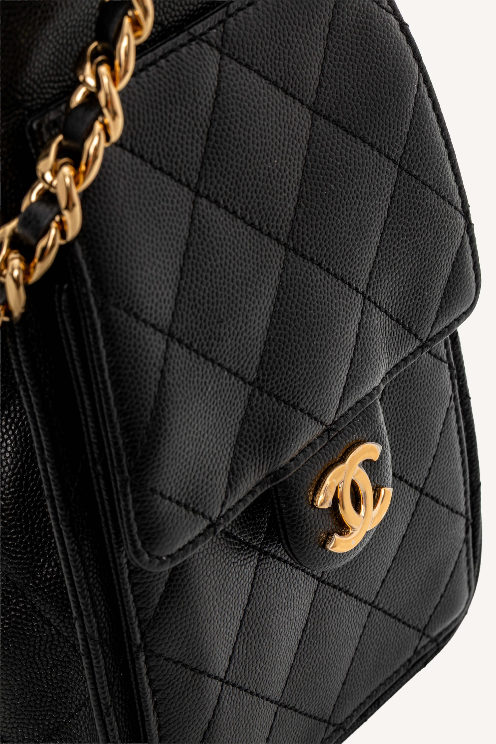 <span style="font-size: 10px;letter-spacing: .15em">HARD TO FIND</span><br>            <strong>CHANEL</strong><br>            <div style="margin-top:10px;font-size:16px">25 Small Bag Hammered Leather Gold Effect Metal Black</div><br> - Image 15