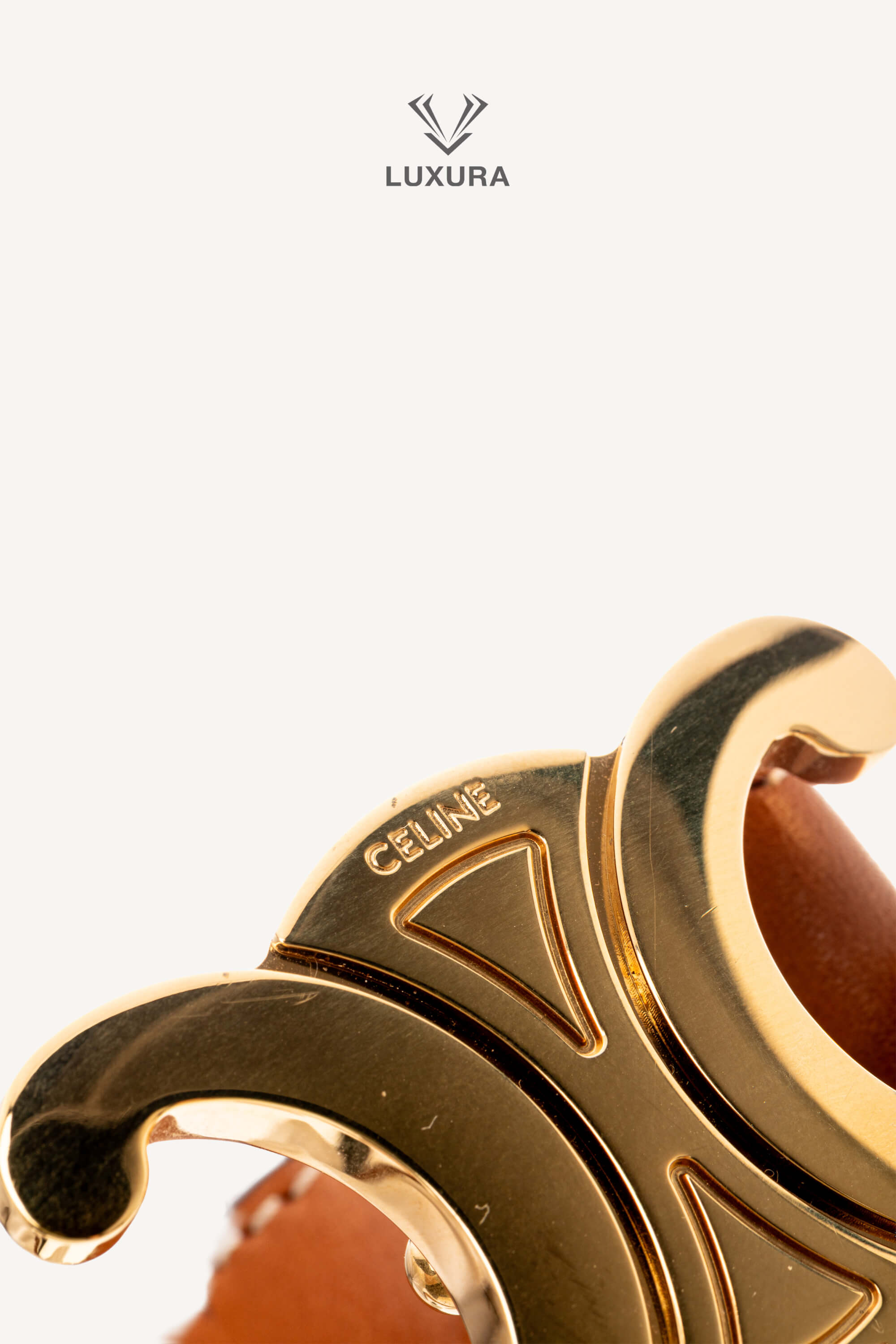 <span style="font-size: 10px;letter-spacing: .15em">BEST DEAL</span><br> <strong>CELINE</strong><br> <div style="margin-top:10px;font-size:16px">Triomphe Belt 25mm in Natural Calfskin 75</div><br> - Image 9