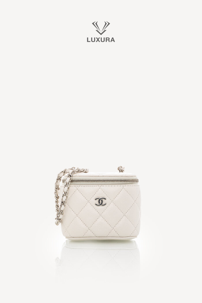 <span style="font-size: 10px;letter-spacing: .15em"></span><br> <strong>CHANEL</strong><br> <div style="margin-top:10px;font-size:16px">Caviar Quilted Mini Vanity Case With Chain White</div><br>
