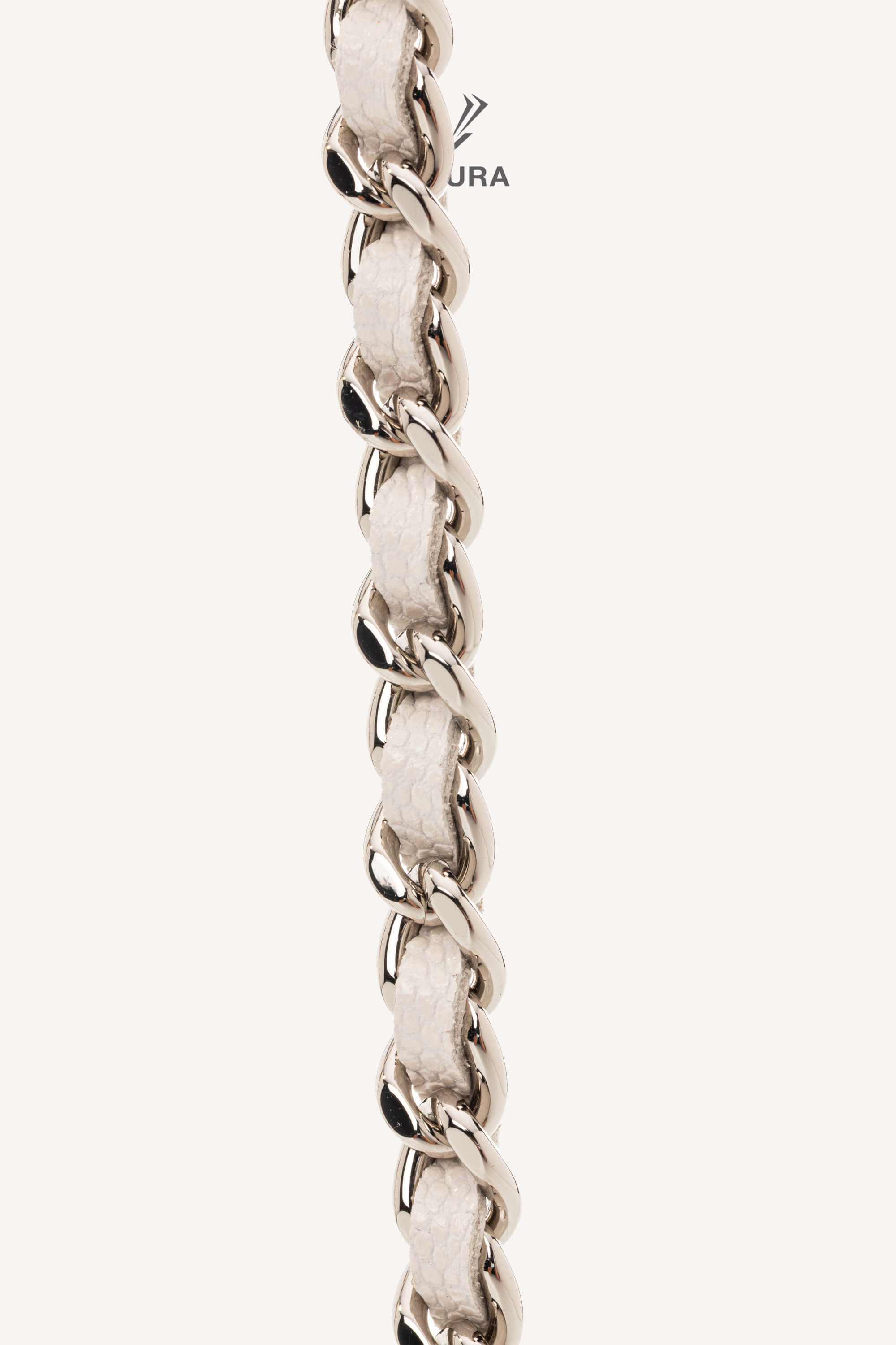 <span style="font-size: 10px;letter-spacing: .15em"></span><br> <strong>CHANEL</strong><br> <div style="margin-top:10px;font-size:16px">Caviar Quilted Mini Vanity Case With Chain White</div><br> - Image 14