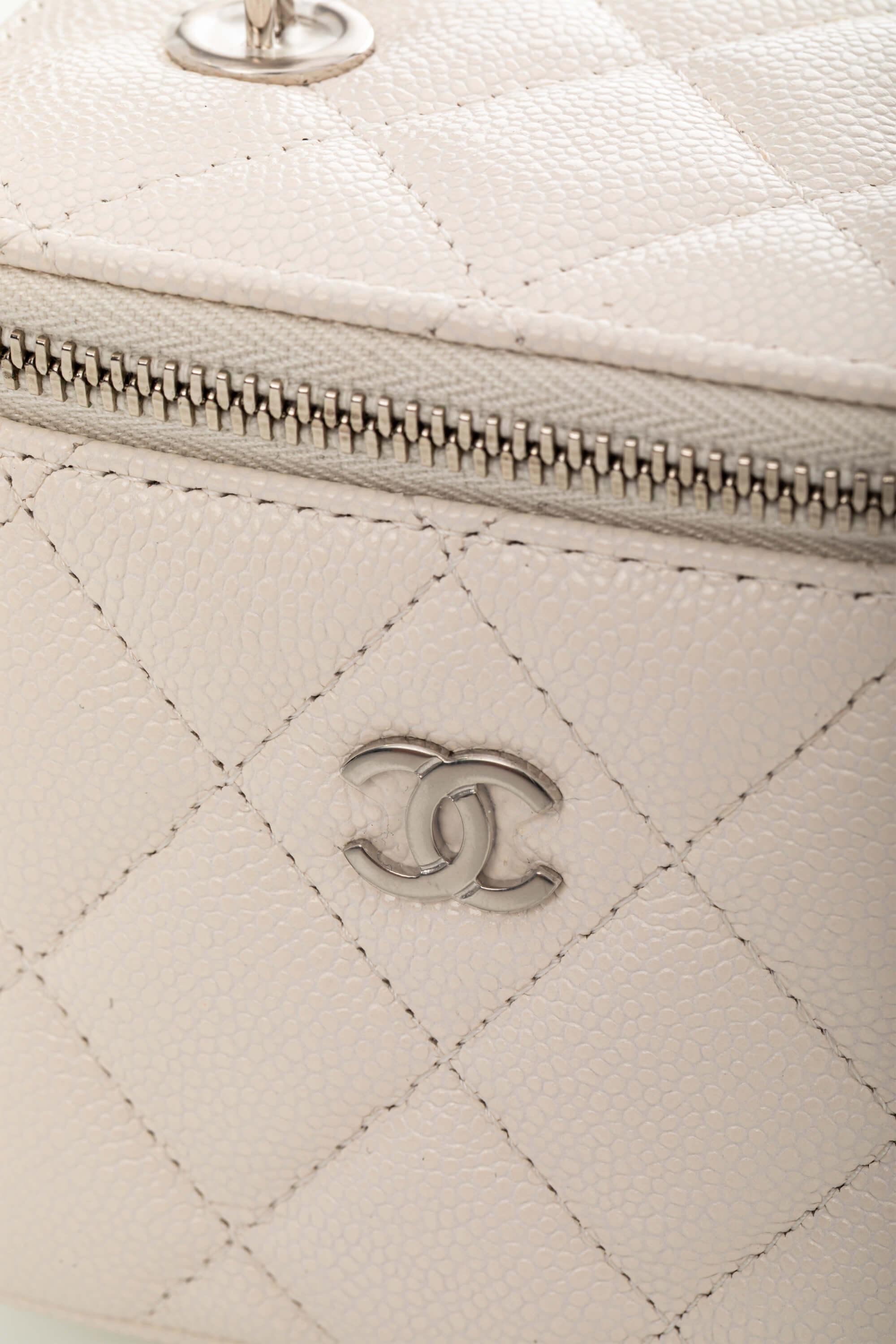 <span style="font-size: 10px;letter-spacing: .15em"></span><br> <strong>CHANEL</strong><br> <div style="margin-top:10px;font-size:16px">Caviar Quilted Mini Vanity Case With Chain White</div><br> - Image 13