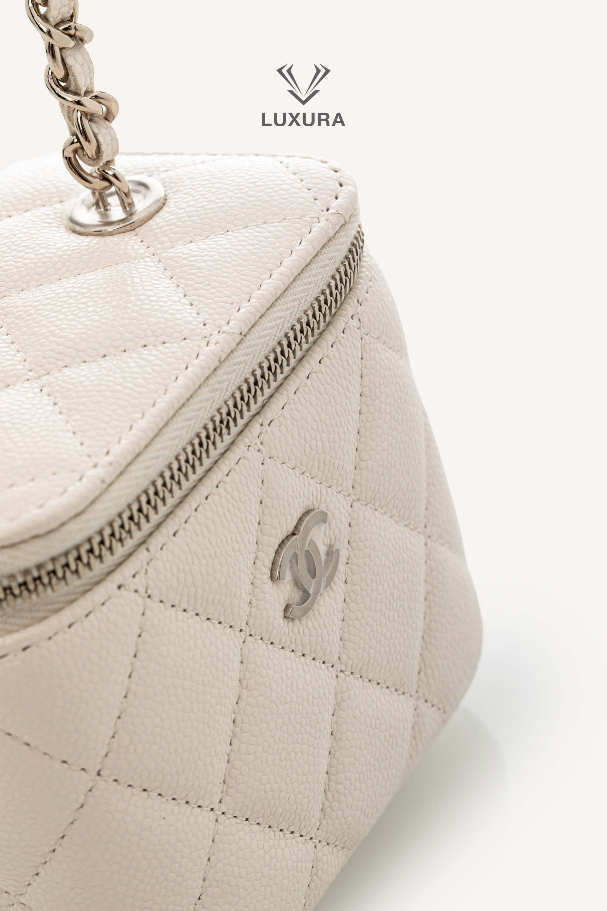<span style="font-size: 10px;letter-spacing: .15em"></span><br> <strong>CHANEL</strong><br> <div style="margin-top:10px;font-size:16px">Caviar Quilted Mini Vanity Case With Chain White</div><br> - Image 12