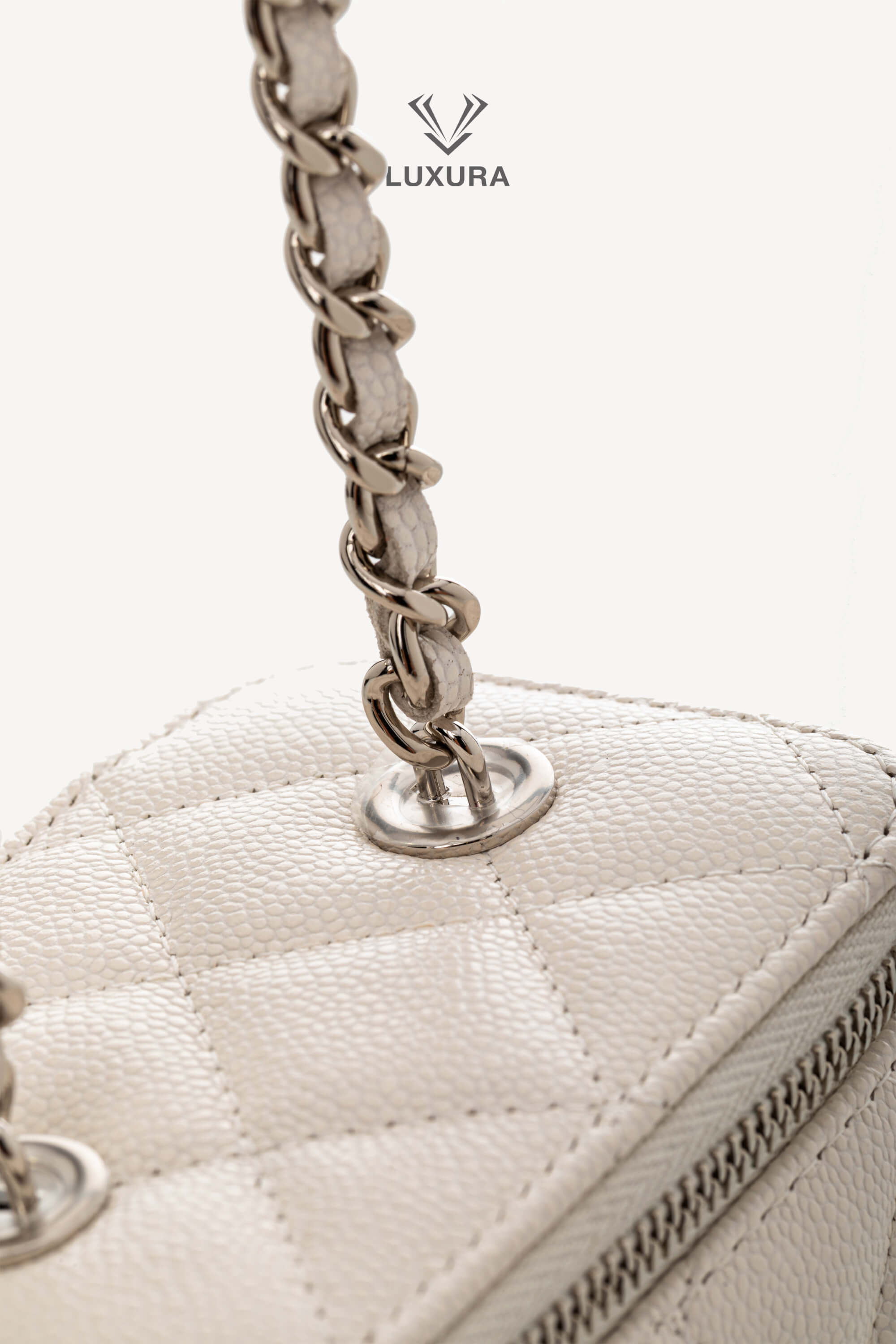 <span style="font-size: 10px;letter-spacing: .15em"></span><br> <strong>CHANEL</strong><br> <div style="margin-top:10px;font-size:16px">Caviar Quilted Mini Vanity Case With Chain White</div><br> - Image 11