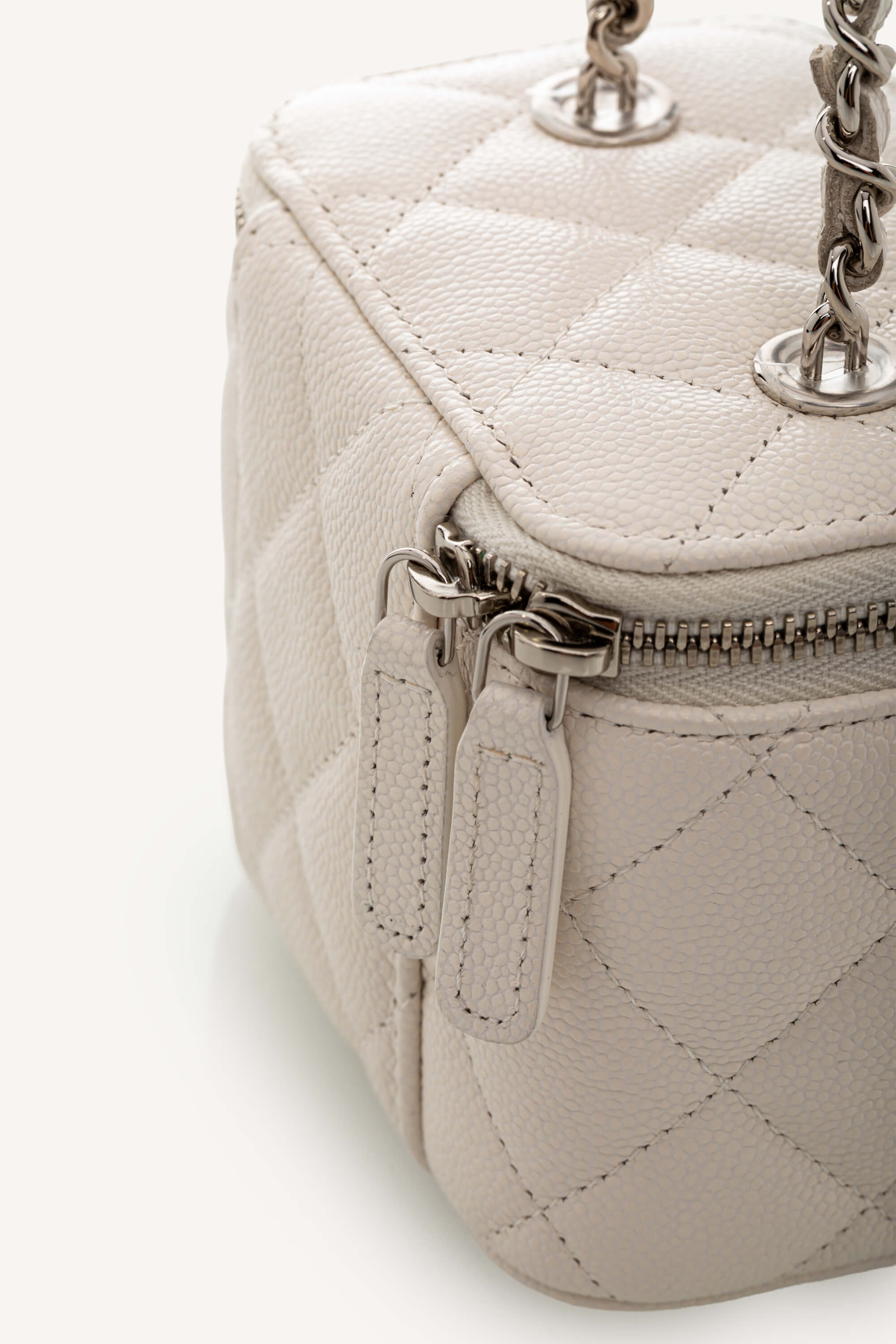 <span style="font-size: 10px;letter-spacing: .15em"></span><br> <strong>CHANEL</strong><br> <div style="margin-top:10px;font-size:16px">Caviar Quilted Mini Vanity Case With Chain White</div><br> - Image 10