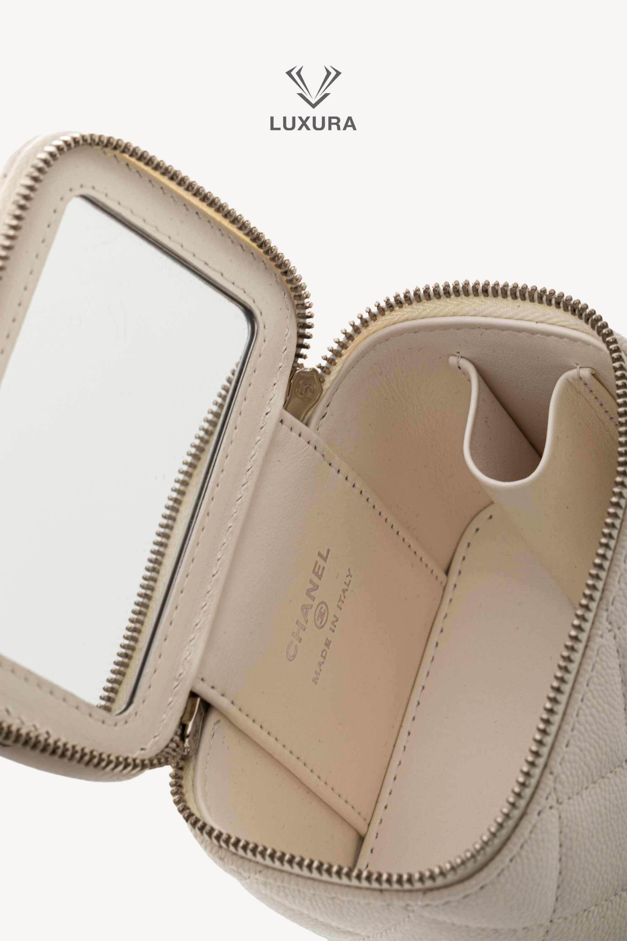 <span style="font-size: 10px;letter-spacing: .15em"></span><br> <strong>CHANEL</strong><br> <div style="margin-top:10px;font-size:16px">Caviar Quilted Mini Vanity Case With Chain White</div><br> - Image 9