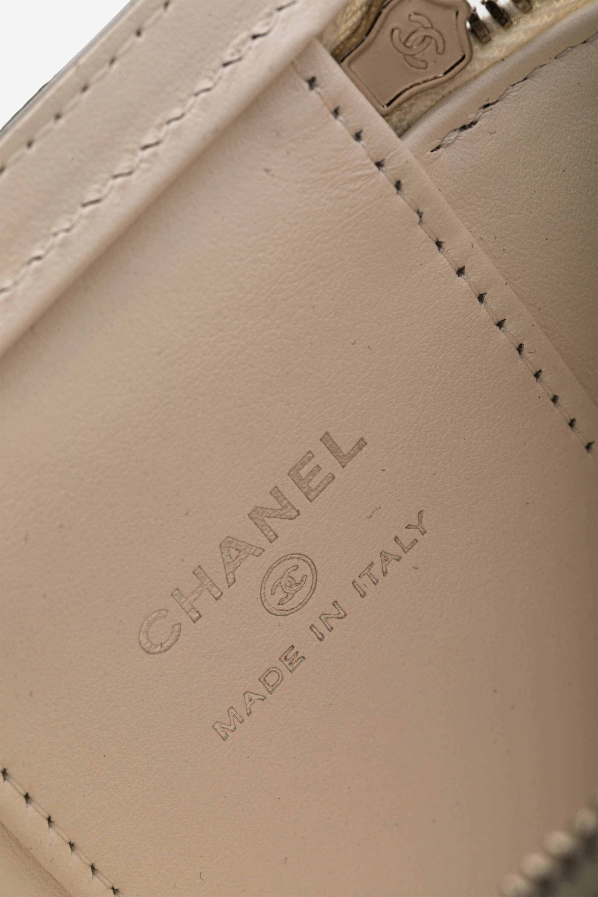 <span style="font-size: 10px;letter-spacing: .15em"></span><br> <strong>CHANEL</strong><br> <div style="margin-top:10px;font-size:16px">Caviar Quilted Mini Vanity Case With Chain White</div><br> - Image 7