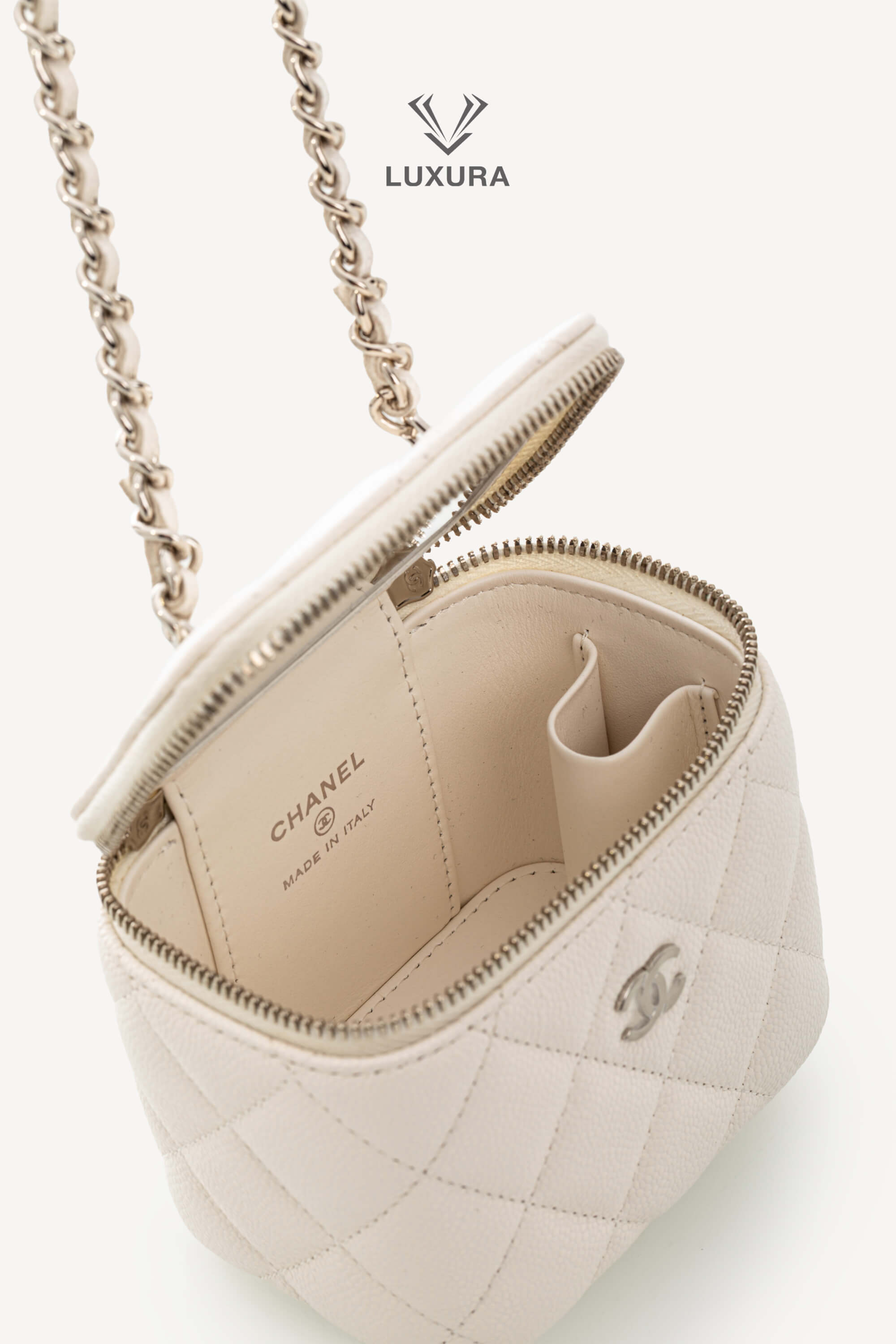 <span style="font-size: 10px;letter-spacing: .15em"></span><br> <strong>CHANEL</strong><br> <div style="margin-top:10px;font-size:16px">Caviar Quilted Mini Vanity Case With Chain White</div><br> - Image 6