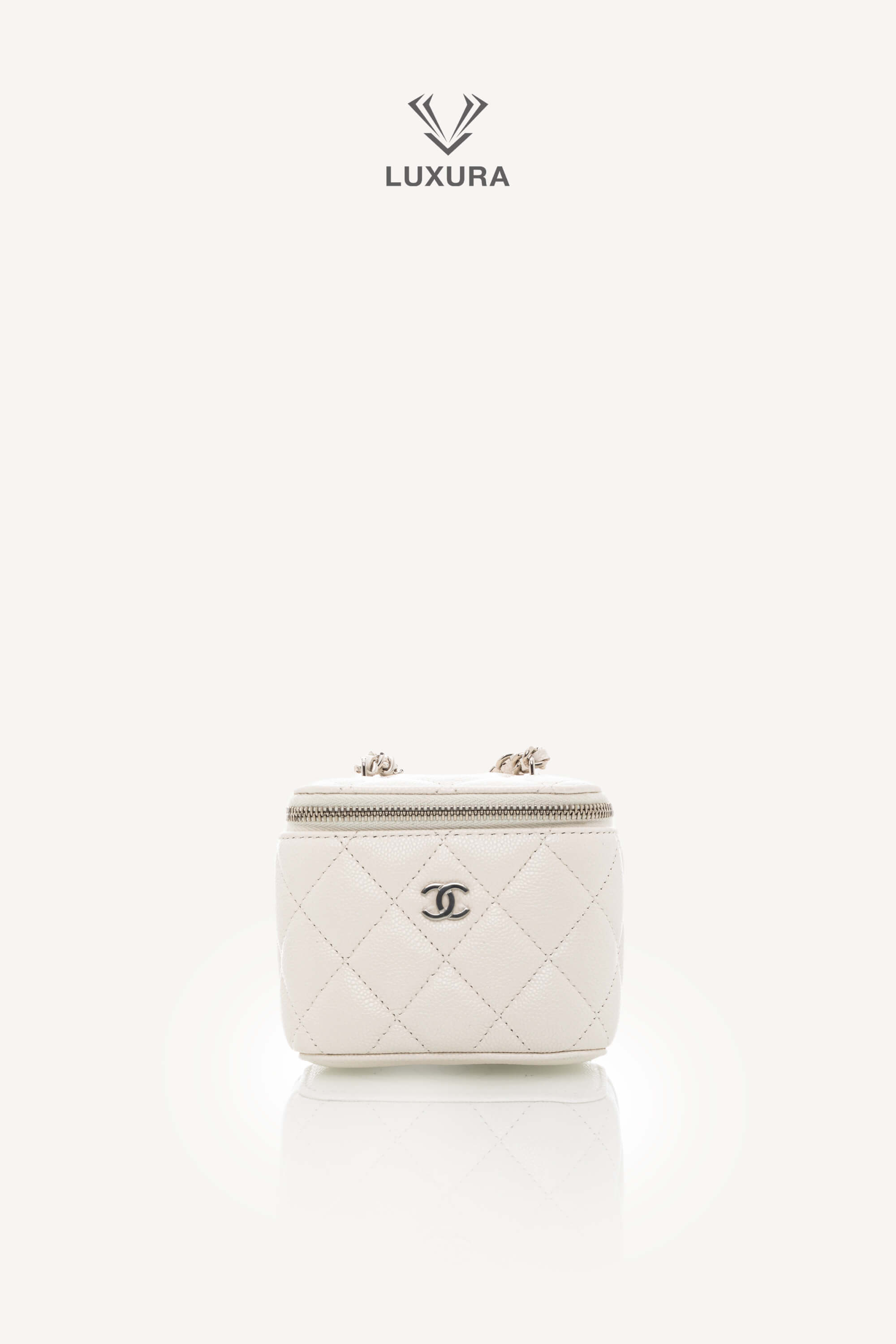 <span style="font-size: 10px;letter-spacing: .15em"></span><br> <strong>CHANEL</strong><br> <div style="margin-top:10px;font-size:16px">Caviar Quilted Mini Vanity Case With Chain White</div><br> - Image 2