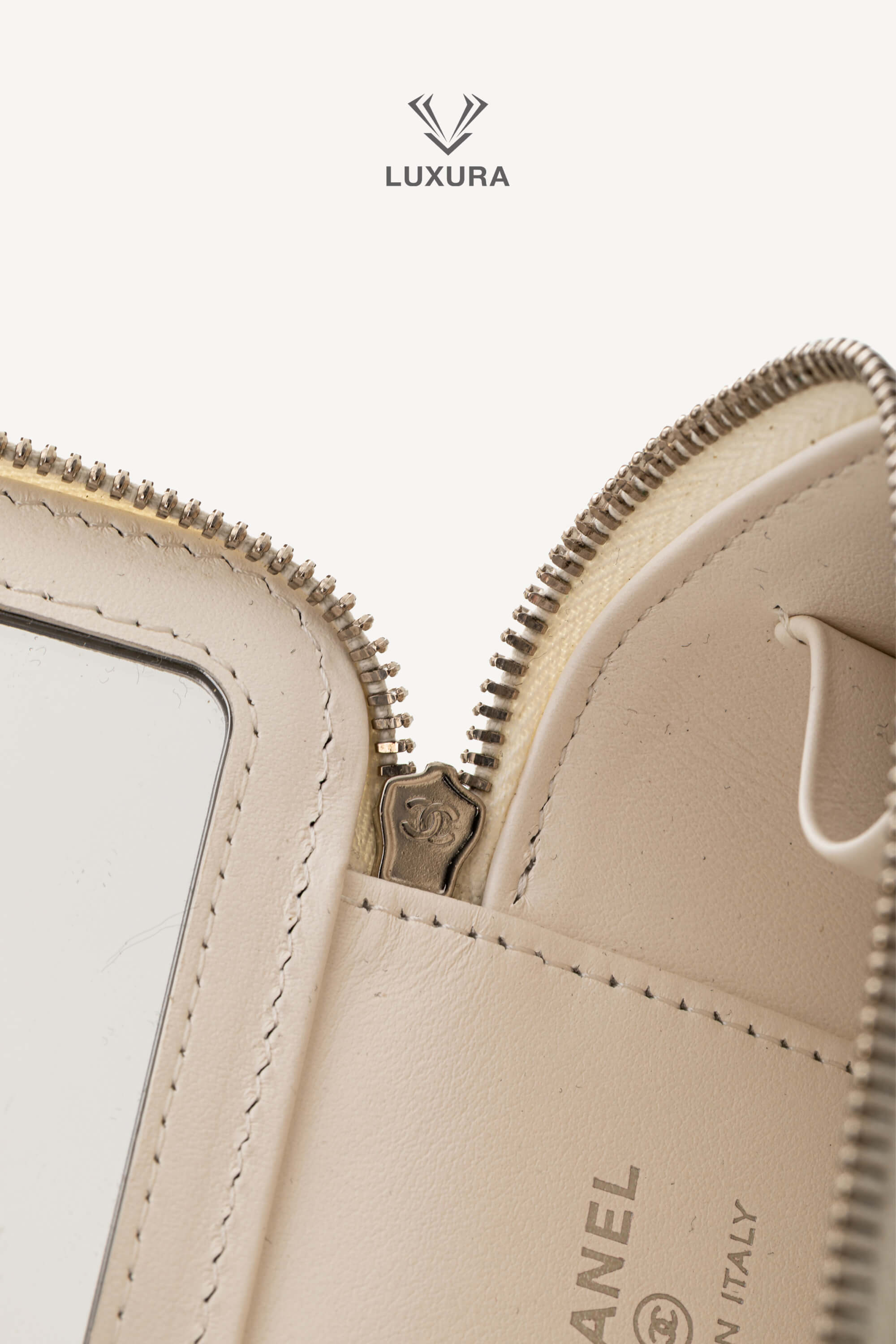 <span style="font-size: 10px;letter-spacing: .15em"></span><br> <strong>CHANEL</strong><br> <div style="margin-top:10px;font-size:16px">Caviar Quilted Mini Vanity Case With Chain White</div><br> - Image 5