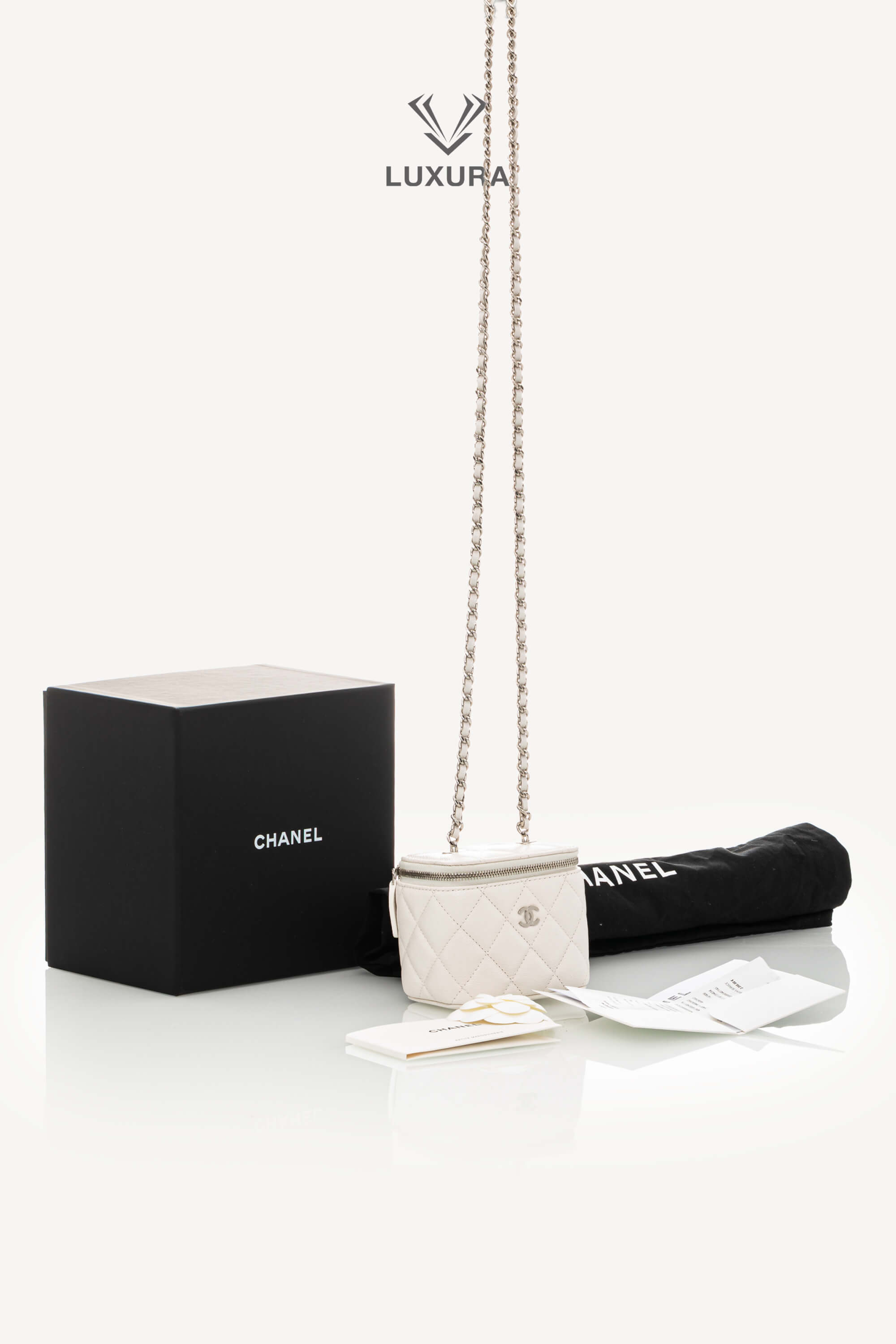 <span style="font-size: 10px;letter-spacing: .15em"></span><br> <strong>CHANEL</strong><br> <div style="margin-top:10px;font-size:16px">Caviar Quilted Mini Vanity Case With Chain White</div><br> - Image 4