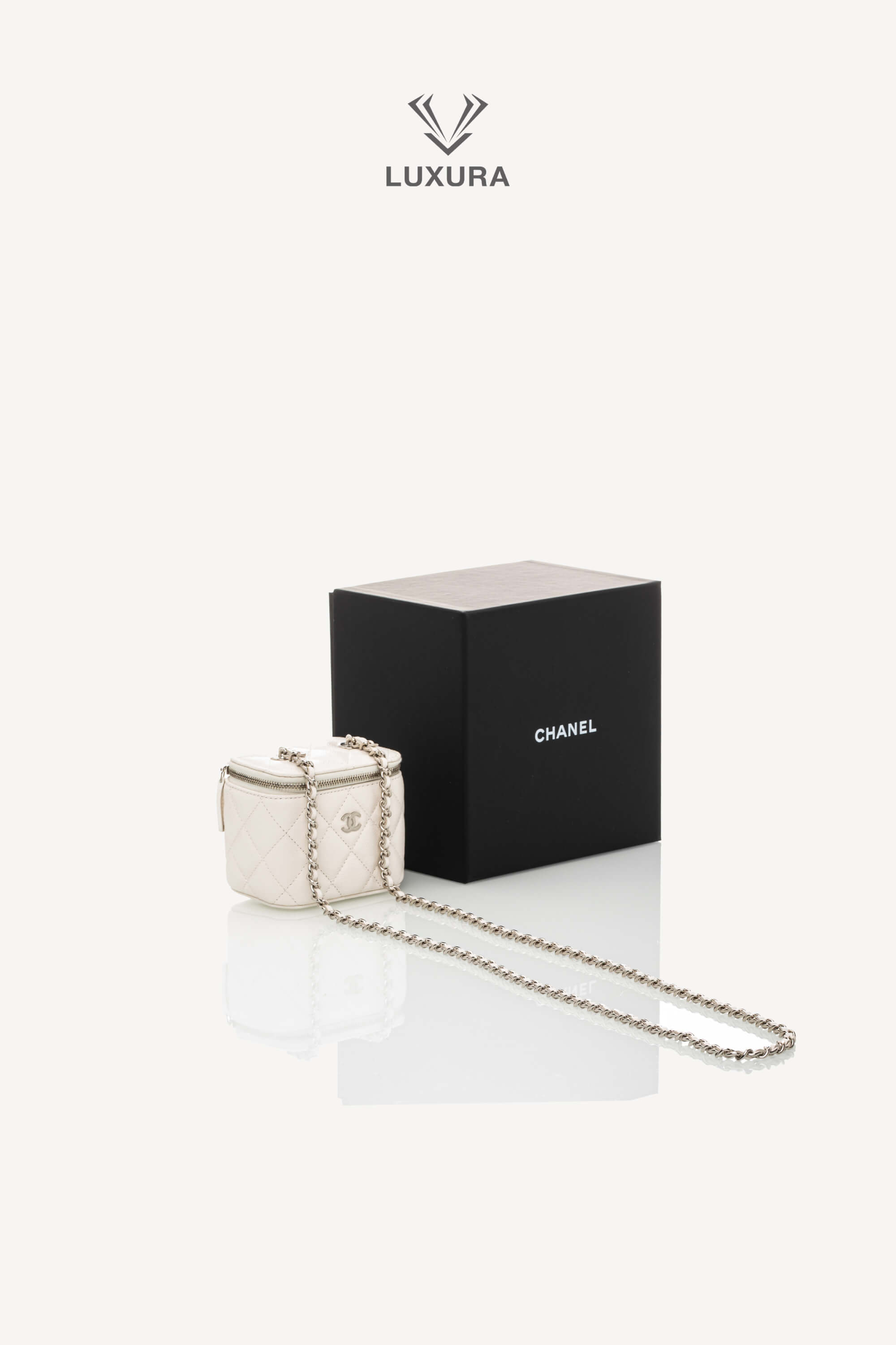 <span style="font-size: 10px;letter-spacing: .15em"></span><br> <strong>CHANEL</strong><br> <div style="margin-top:10px;font-size:16px">Caviar Quilted Mini Vanity Case With Chain White</div><br> - Image 3
