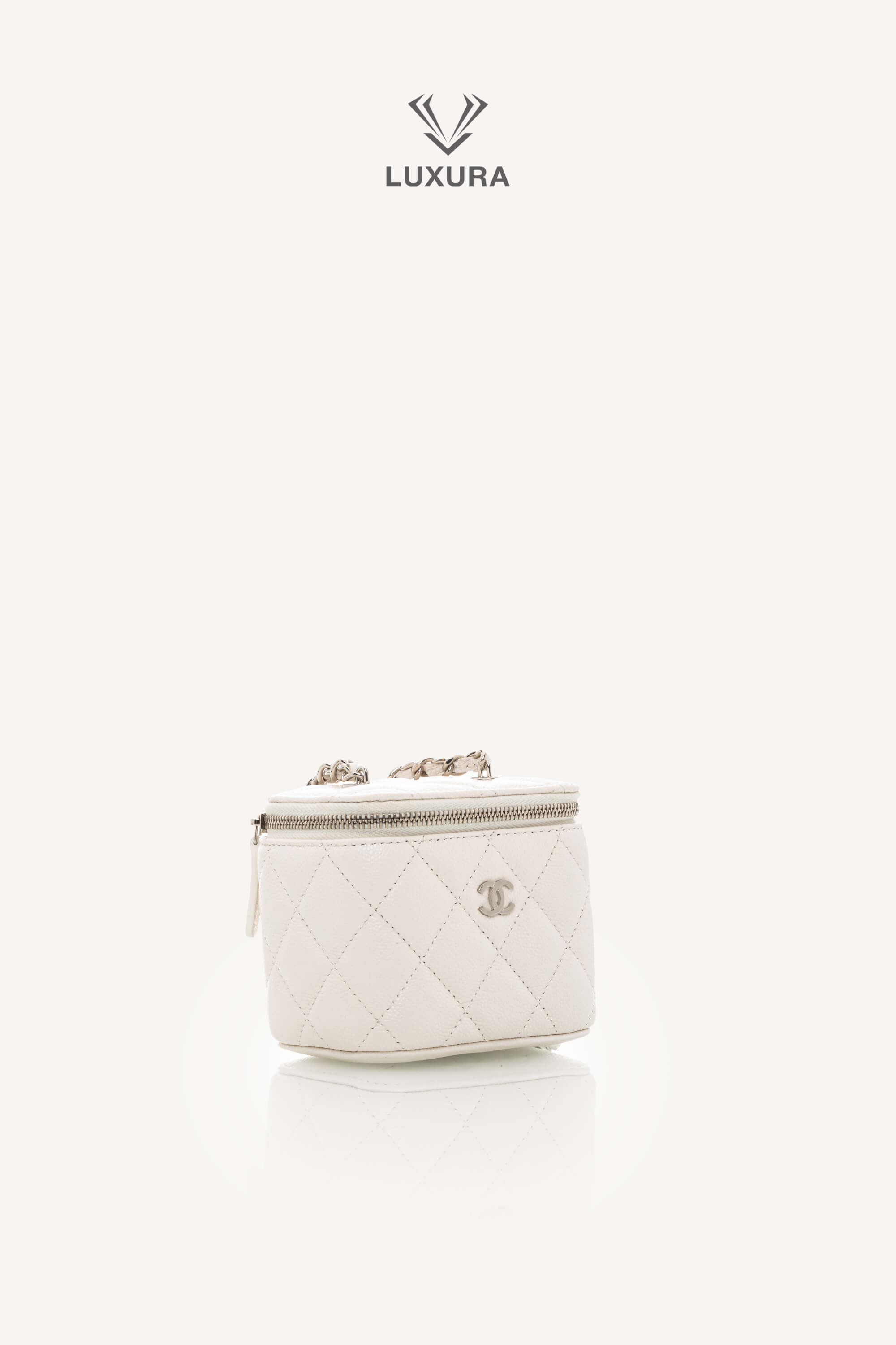 <span style="font-size: 10px;letter-spacing: .15em"></span><br> <strong>CHANEL</strong><br> <div style="margin-top:10px;font-size:16px">Caviar Quilted Mini Vanity Case With Chain White</div><br> - Image 21
