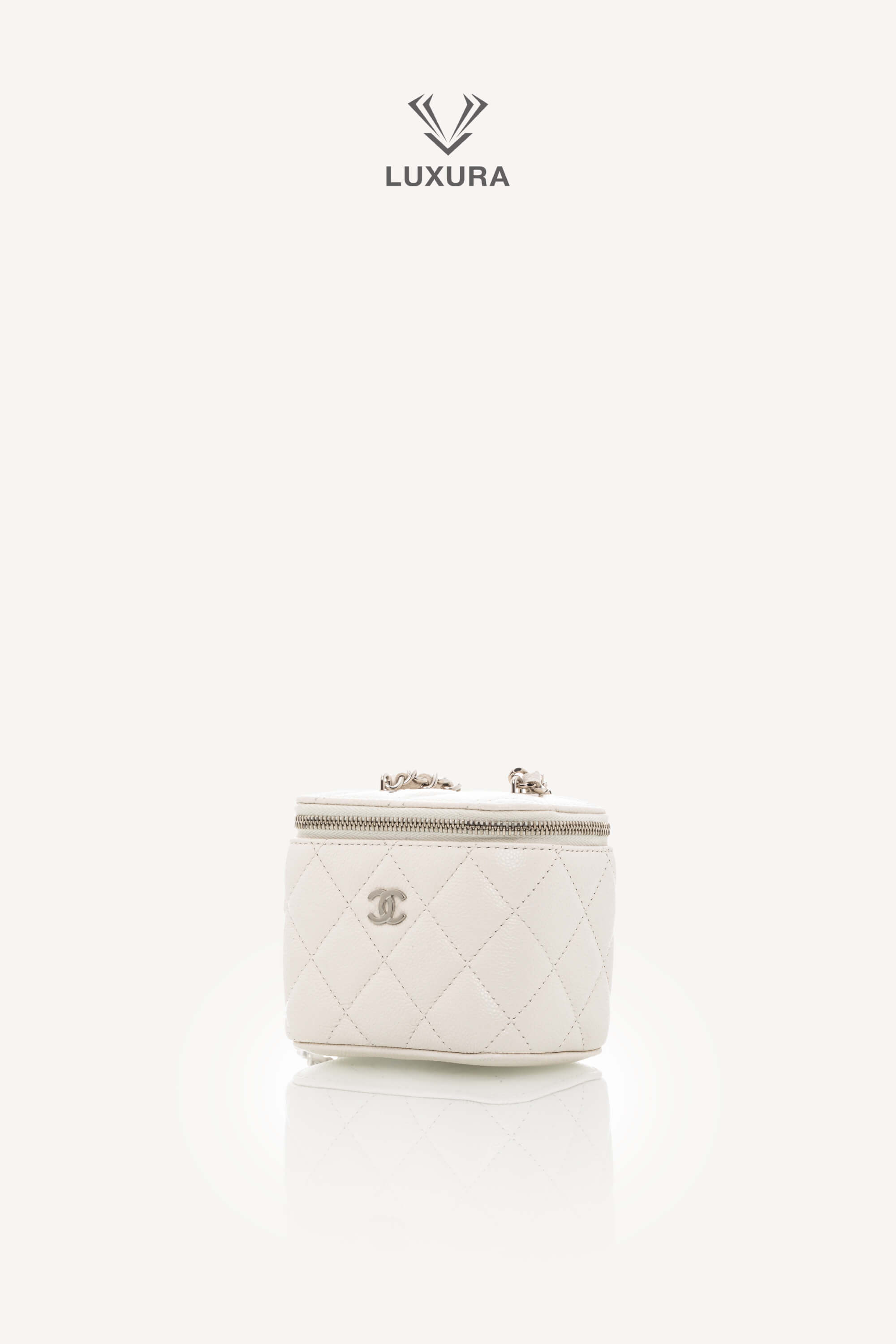 <span style="font-size: 10px;letter-spacing: .15em"></span><br> <strong>CHANEL</strong><br> <div style="margin-top:10px;font-size:16px">Caviar Quilted Mini Vanity Case With Chain White</div><br> - Image 20