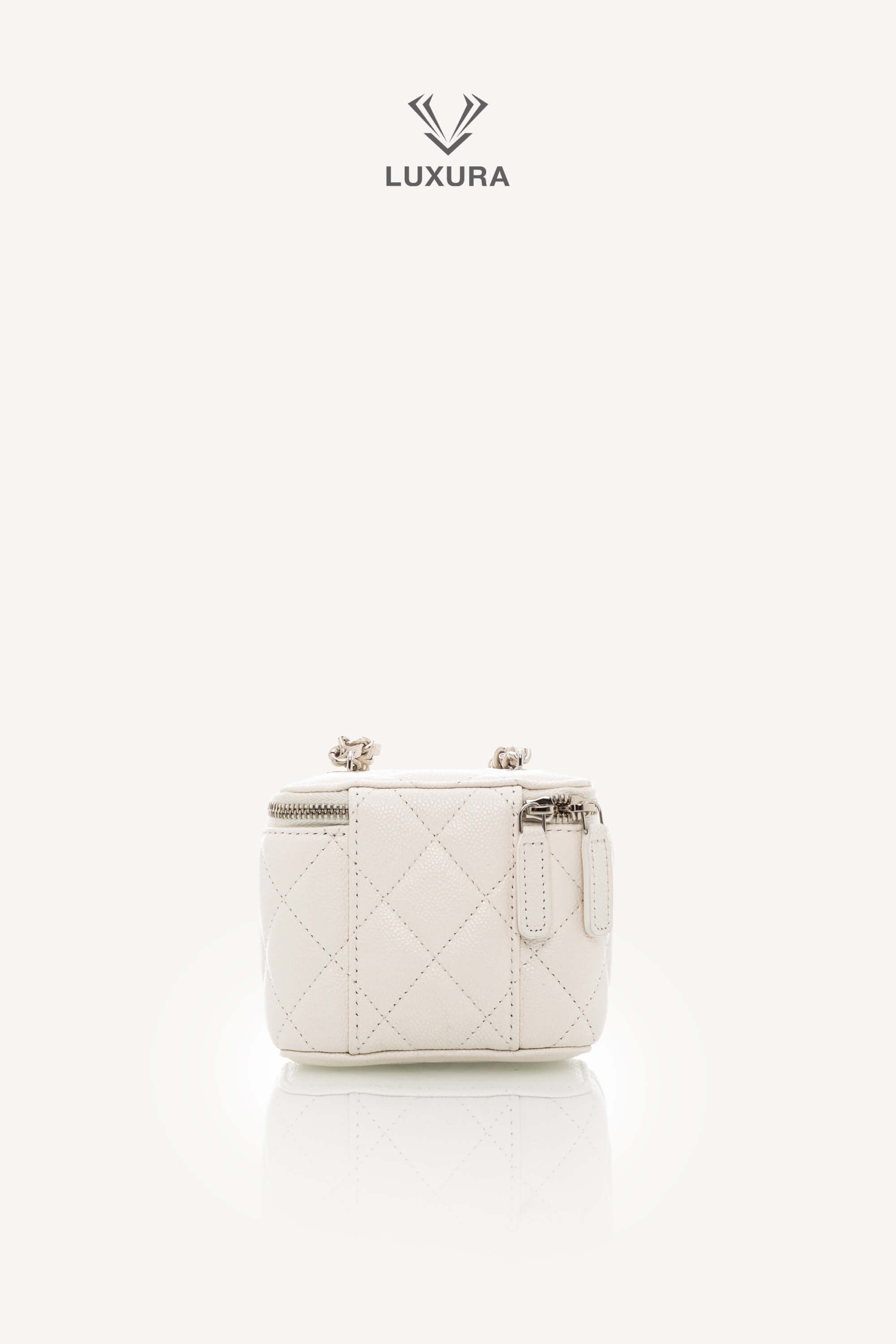 <span style="font-size: 10px;letter-spacing: .15em"></span><br> <strong>CHANEL</strong><br> <div style="margin-top:10px;font-size:16px">Caviar Quilted Mini Vanity Case With Chain White</div><br> - Image 19