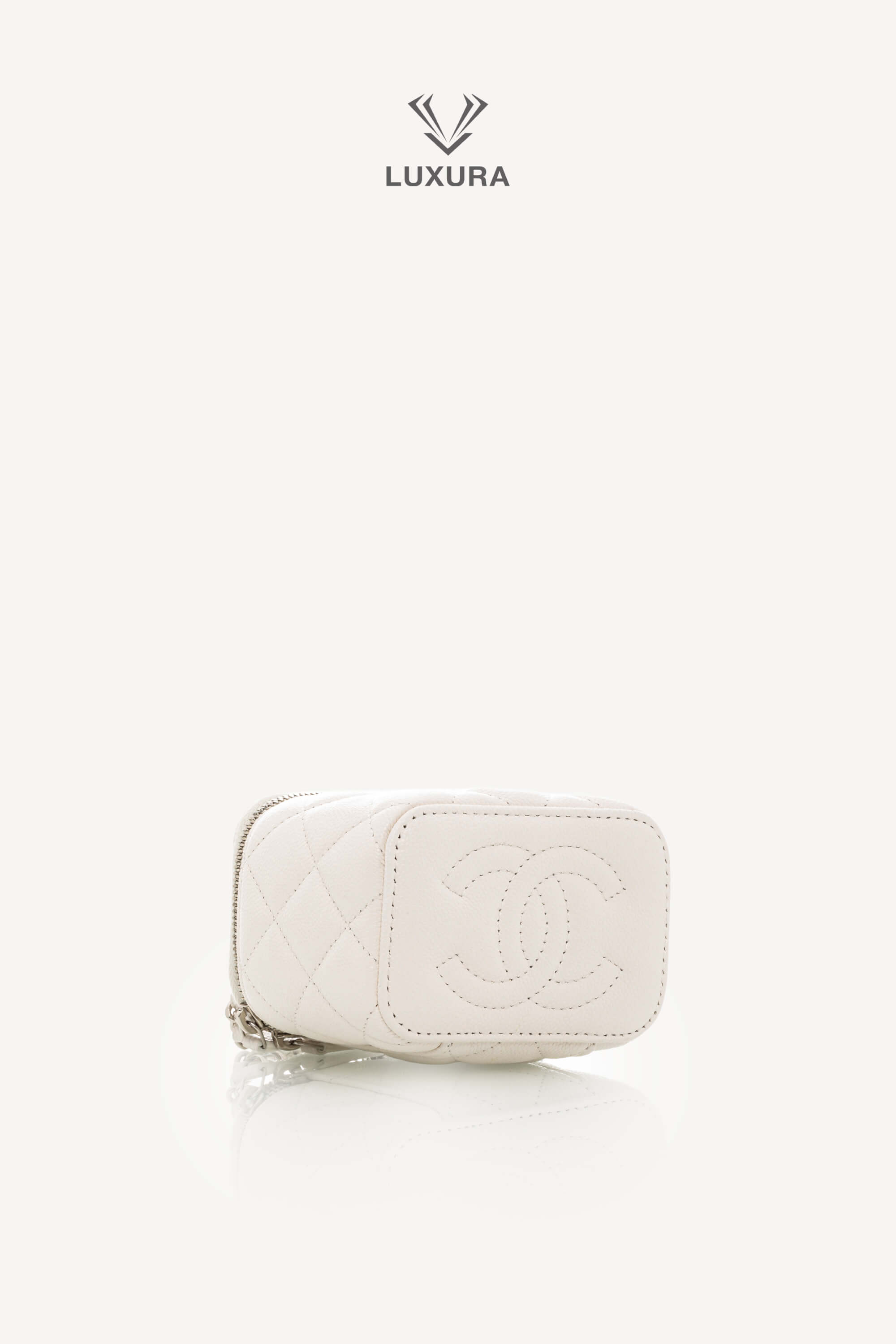 <span style="font-size: 10px;letter-spacing: .15em"></span><br> <strong>CHANEL</strong><br> <div style="margin-top:10px;font-size:16px">Caviar Quilted Mini Vanity Case With Chain White</div><br> - Image 18