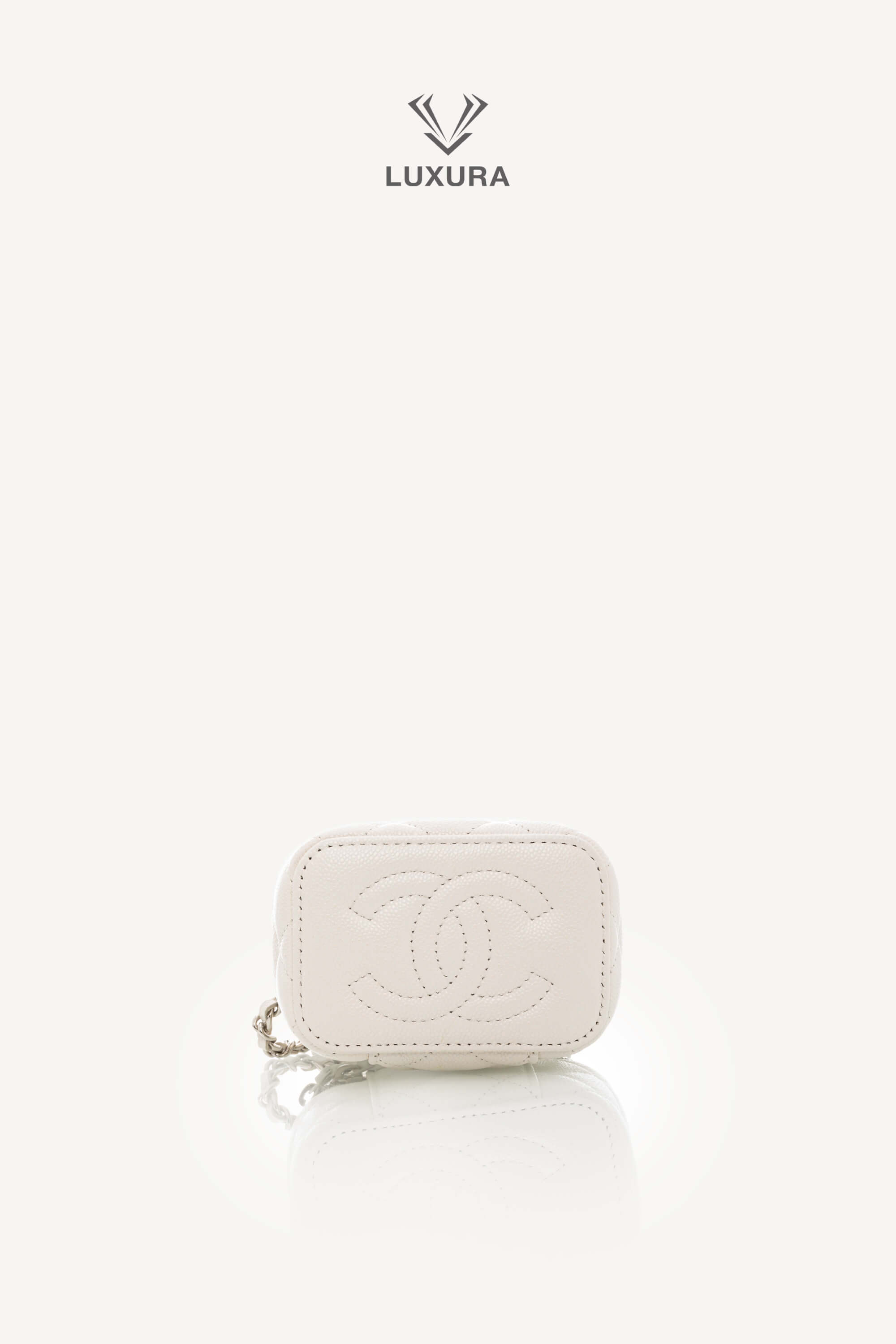 <span style="font-size: 10px;letter-spacing: .15em"></span><br> <strong>CHANEL</strong><br> <div style="margin-top:10px;font-size:16px">Caviar Quilted Mini Vanity Case With Chain White</div><br> - Image 17