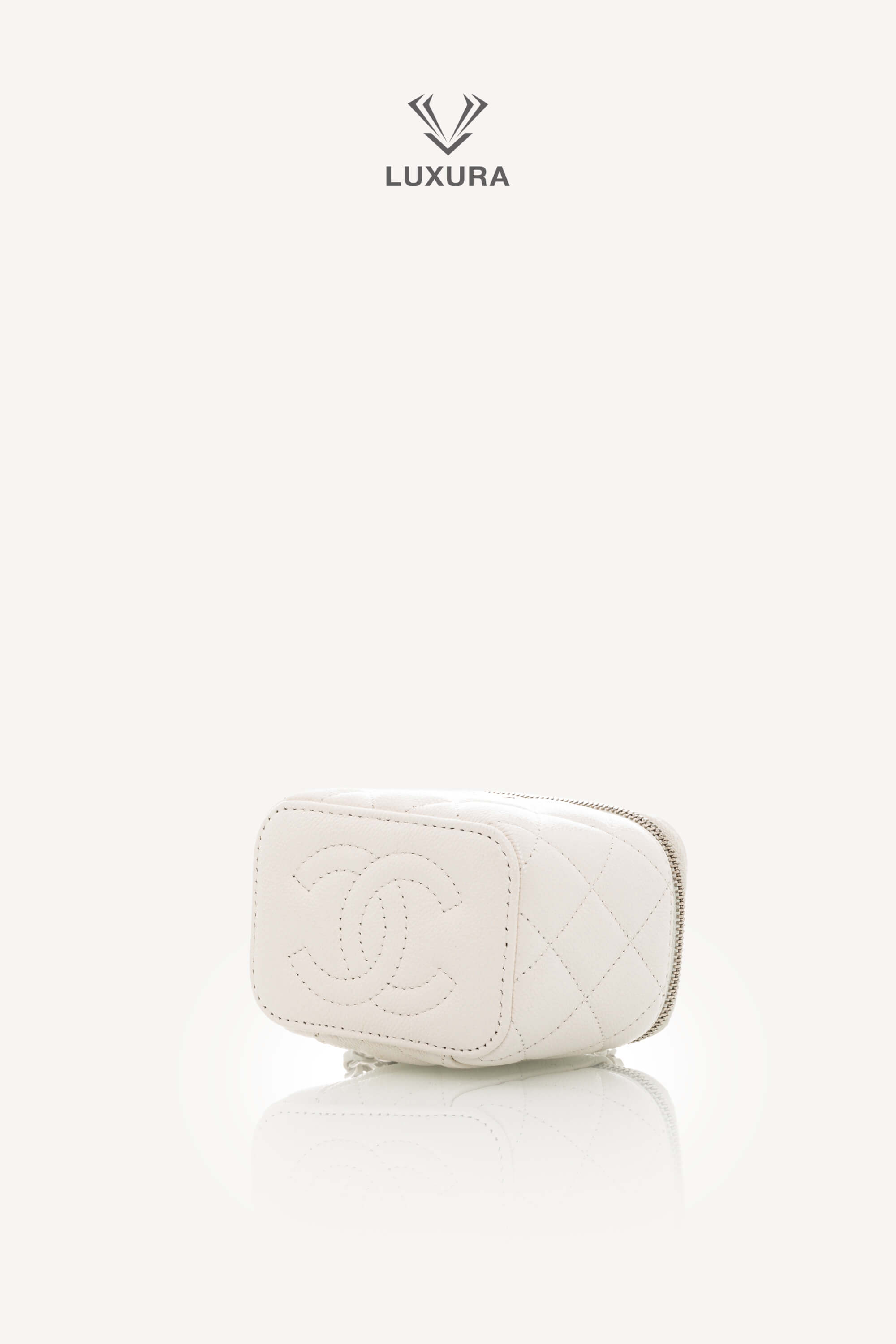 <span style="font-size: 10px;letter-spacing: .15em"></span><br> <strong>CHANEL</strong><br> <div style="margin-top:10px;font-size:16px">Caviar Quilted Mini Vanity Case With Chain White</div><br> - Image 16