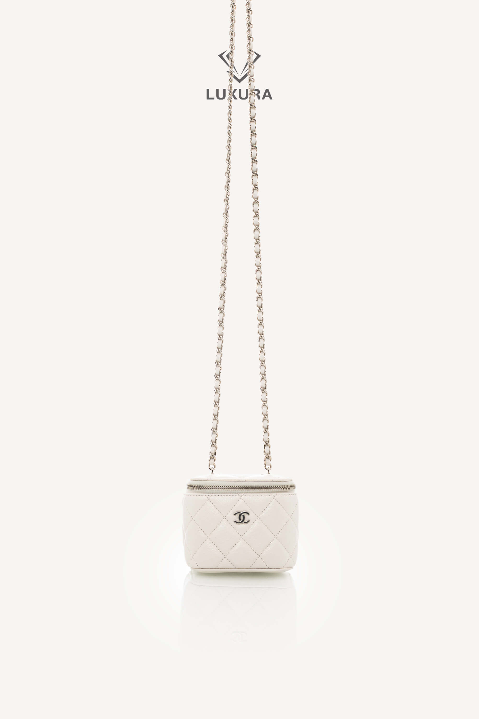<span style="font-size: 10px;letter-spacing: .15em"></span><br> <strong>CHANEL</strong><br> <div style="margin-top:10px;font-size:16px">Caviar Quilted Mini Vanity Case With Chain White</div><br> - Image 15