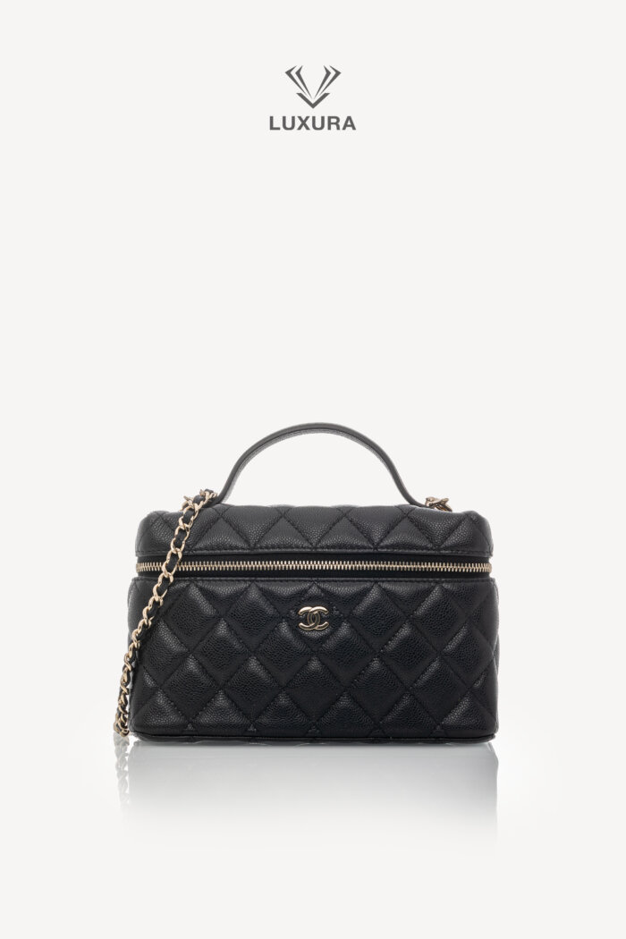 <span style="font-size: 10px;letter-spacing: .15em">HARD TO FIND</span><br> <strong>CHANEL</strong><br> <div style="margin-top:10px;font-size:16px">Caviar Quilted Top Handle Slim Vanity With Chain Black</div><br>
