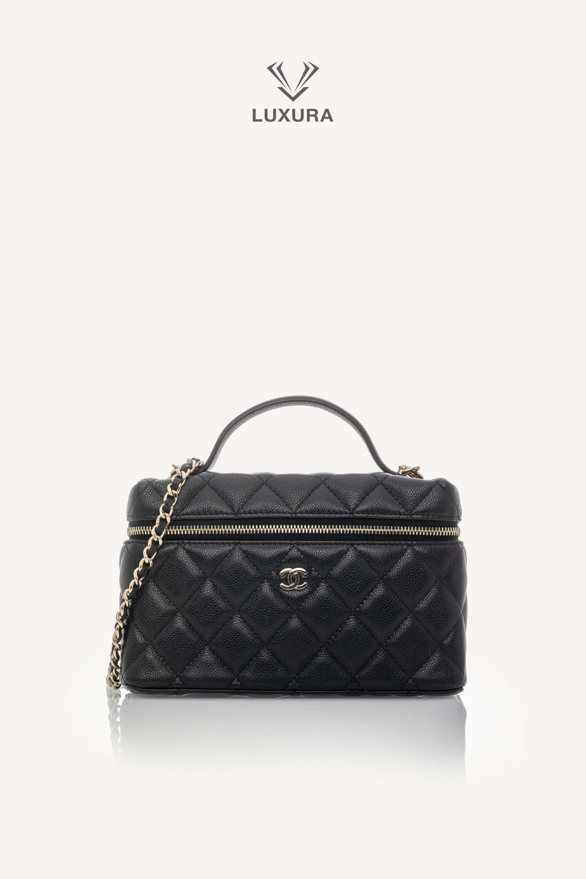<span style="font-size: 10px;letter-spacing: .15em">HARD TO FIND</span><br> <strong>CHANEL</strong><br> <div style="margin-top:10px;font-size:16px">Caviar Quilted Top Handle Slim Vanity With Chain Black</div><br>