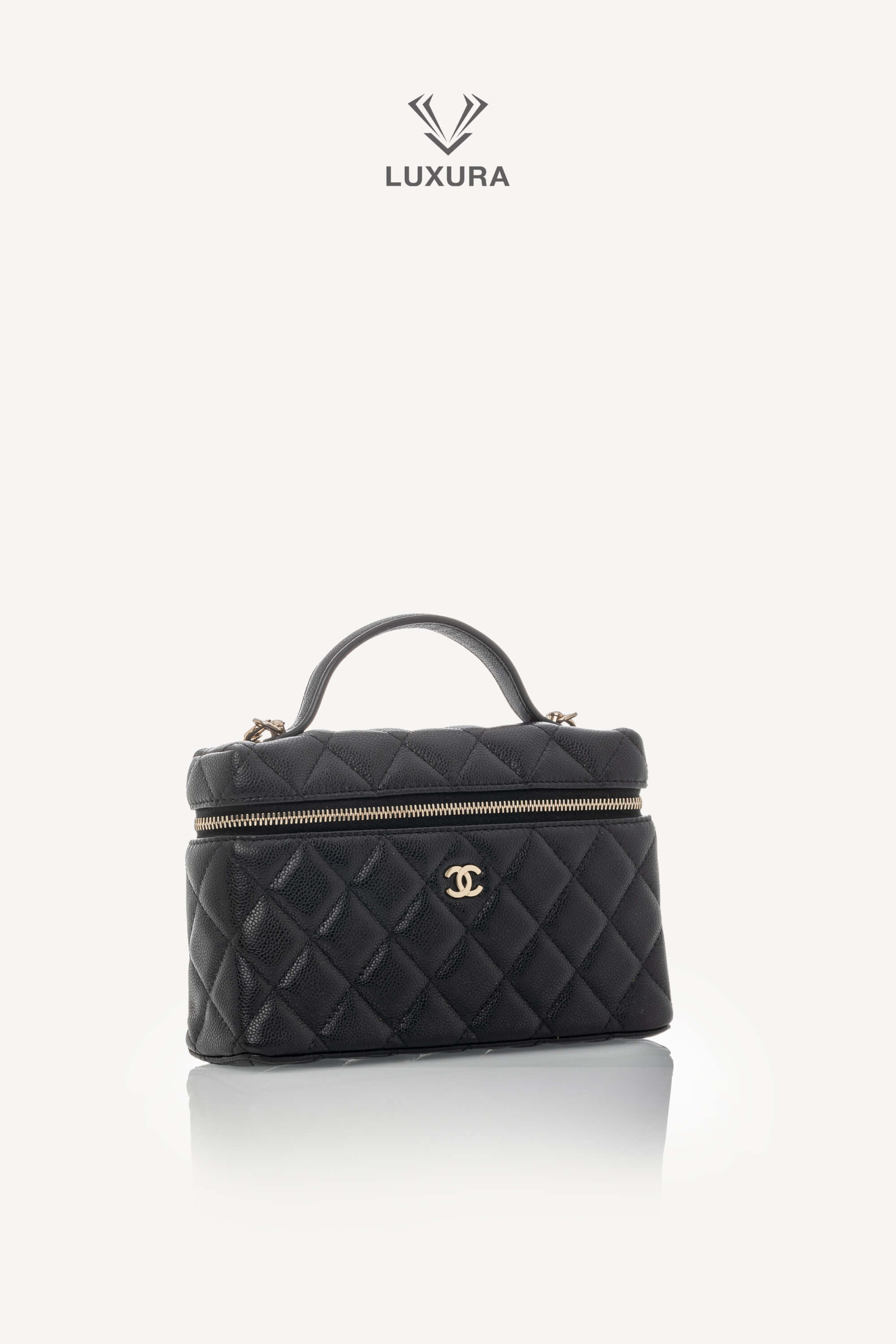 <span style="font-size: 10px;letter-spacing: .15em">HARD TO FIND</span><br> <strong>CHANEL</strong><br> <div style="margin-top:10px;font-size:16px">Caviar Quilted Top Handle Slim Vanity With Chain Black</div><br> - Image 3