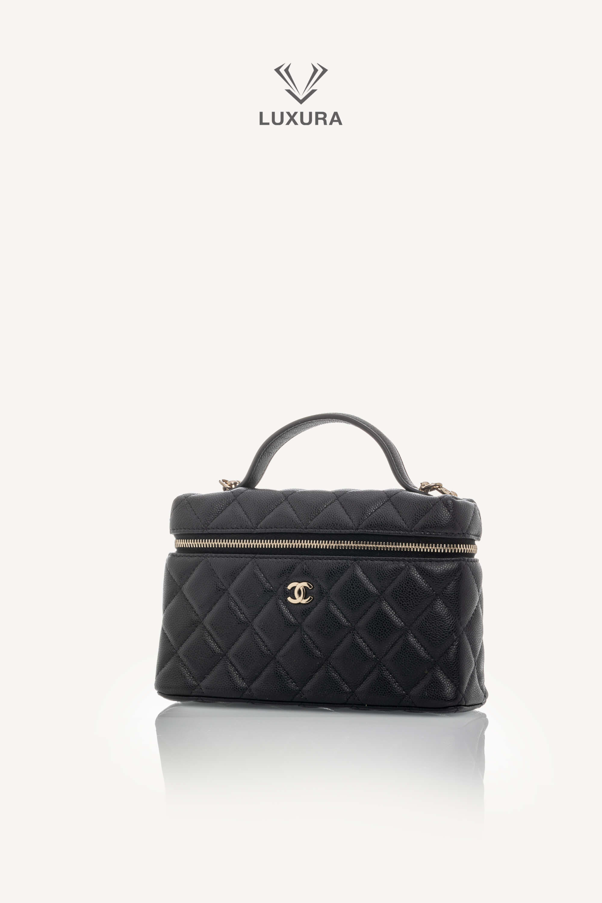 <span style="font-size: 10px;letter-spacing: .15em">HARD TO FIND</span><br> <strong>CHANEL</strong><br> <div style="margin-top:10px;font-size:16px">Caviar Quilted Top Handle Slim Vanity With Chain Black</div><br> - Image 7