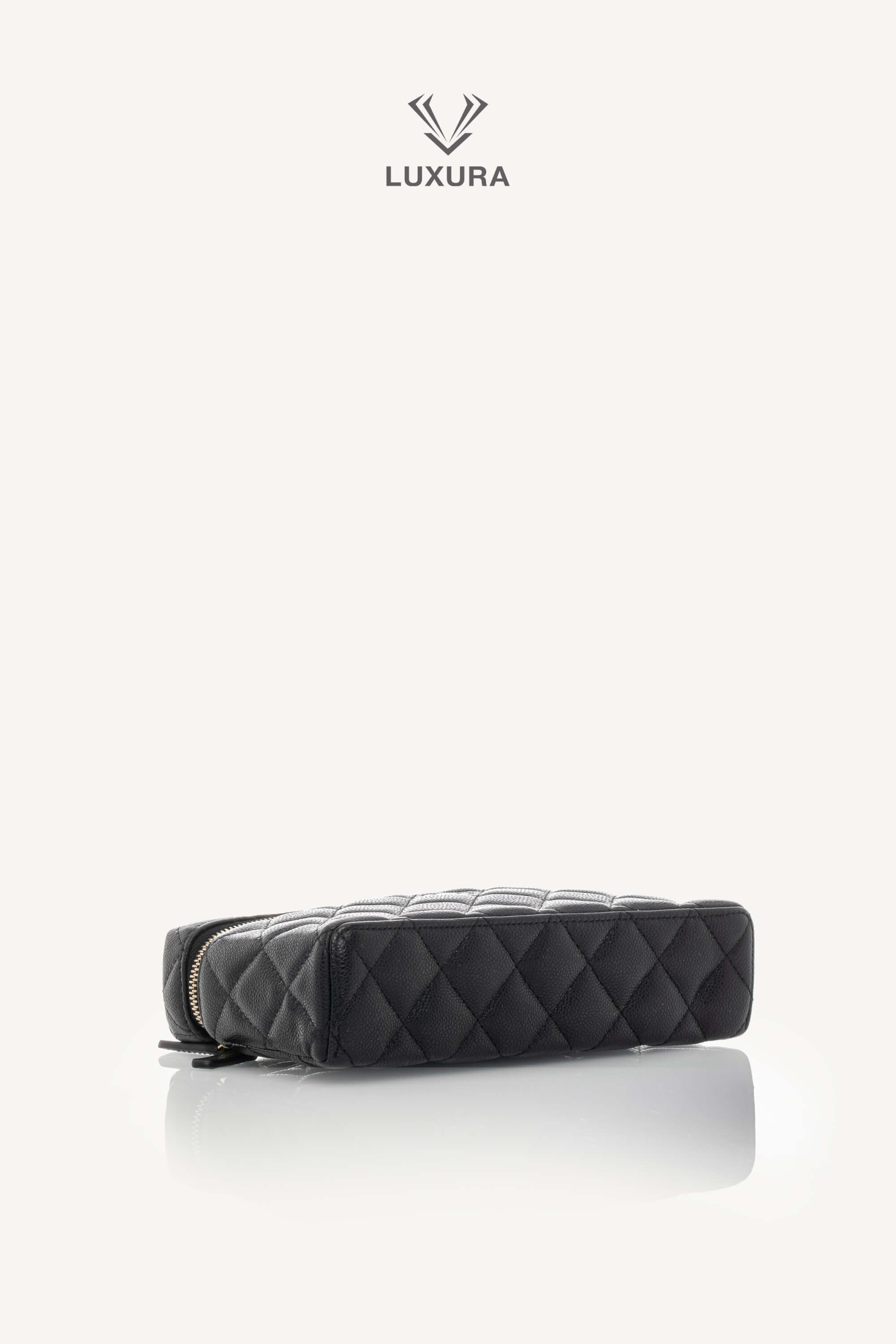 <span style="font-size: 10px;letter-spacing: .15em">HARD TO FIND</span><br> <strong>CHANEL</strong><br> <div style="margin-top:10px;font-size:16px">Caviar Quilted Top Handle Slim Vanity With Chain Black</div><br> - Image 26