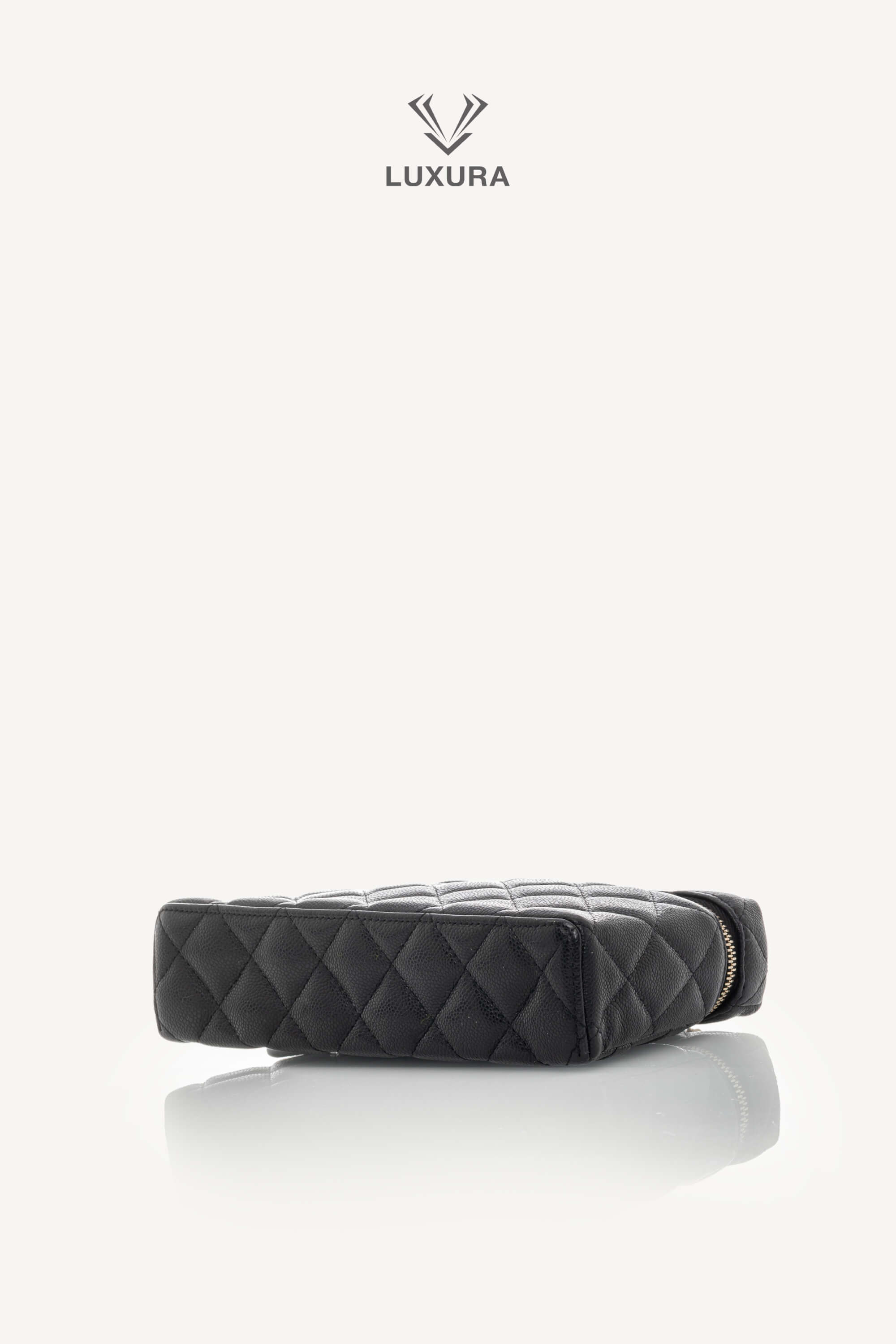 <span style="font-size: 10px;letter-spacing: .15em">HARD TO FIND</span><br> <strong>CHANEL</strong><br> <div style="margin-top:10px;font-size:16px">Caviar Quilted Top Handle Slim Vanity With Chain Black</div><br> - Image 28