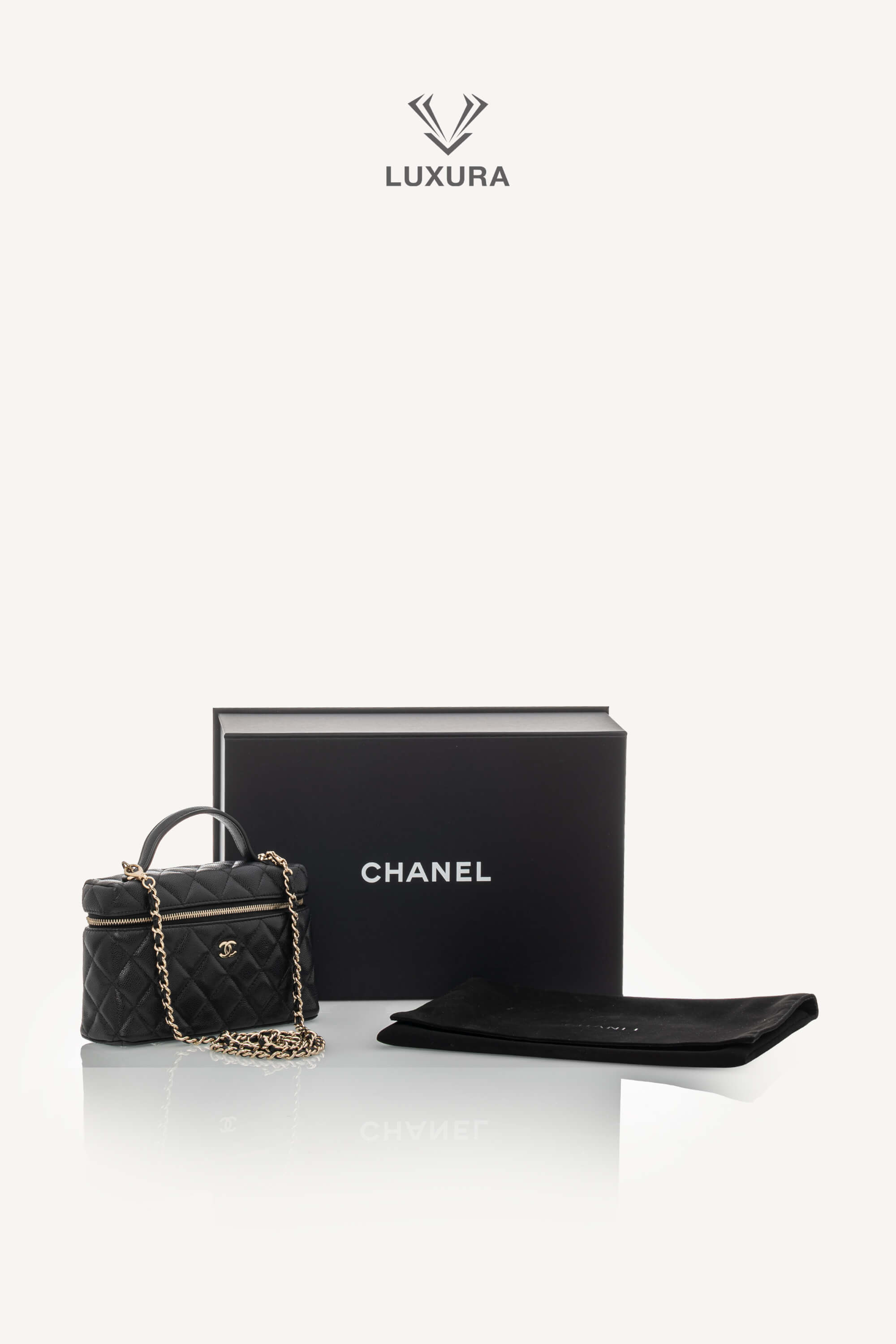 <span style="font-size: 10px;letter-spacing: .15em">HARD TO FIND</span><br> <strong>CHANEL</strong><br> <div style="margin-top:10px;font-size:16px">Caviar Quilted Top Handle Slim Vanity With Chain Black</div><br> - Image 2