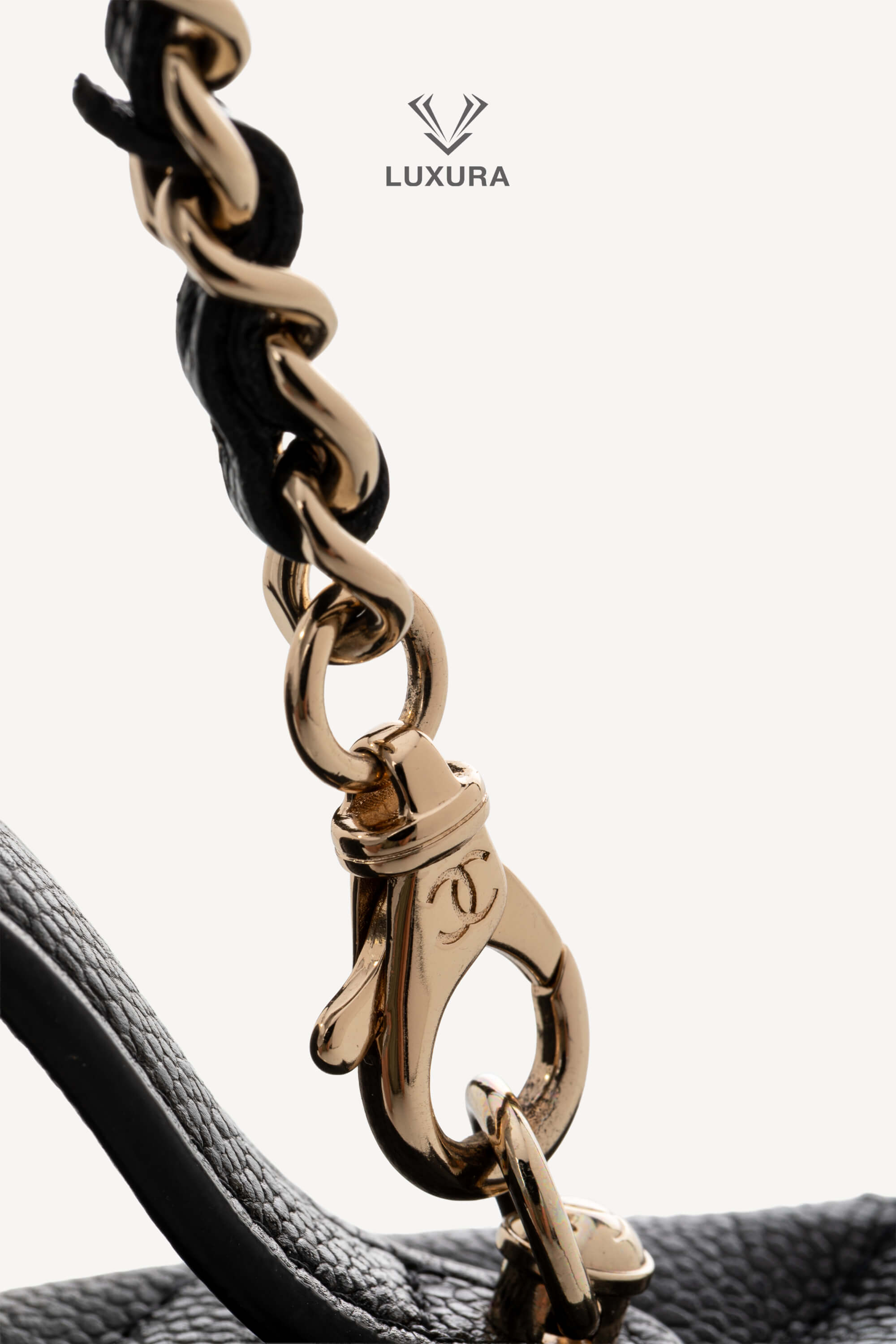 <span style="font-size: 10px;letter-spacing: .15em">HARD TO FIND</span><br> <strong>CHANEL</strong><br> <div style="margin-top:10px;font-size:16px">Caviar Quilted Top Handle Slim Vanity With Chain Black</div><br> - Image 24