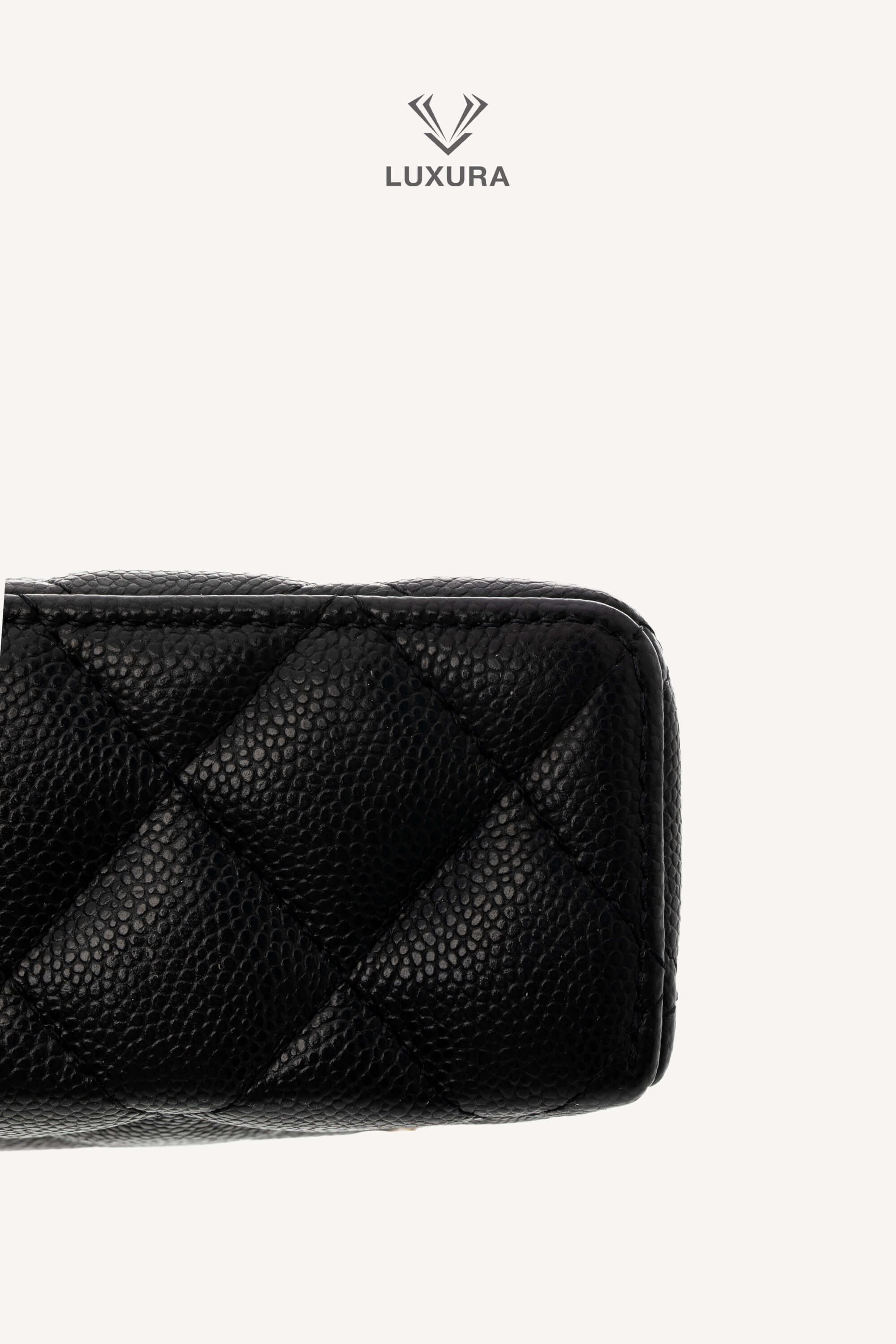 <span style="font-size: 10px;letter-spacing: .15em">HARD TO FIND</span><br> <strong>CHANEL</strong><br> <div style="margin-top:10px;font-size:16px">Caviar Quilted Top Handle Slim Vanity With Chain Black</div><br> - Image 23
