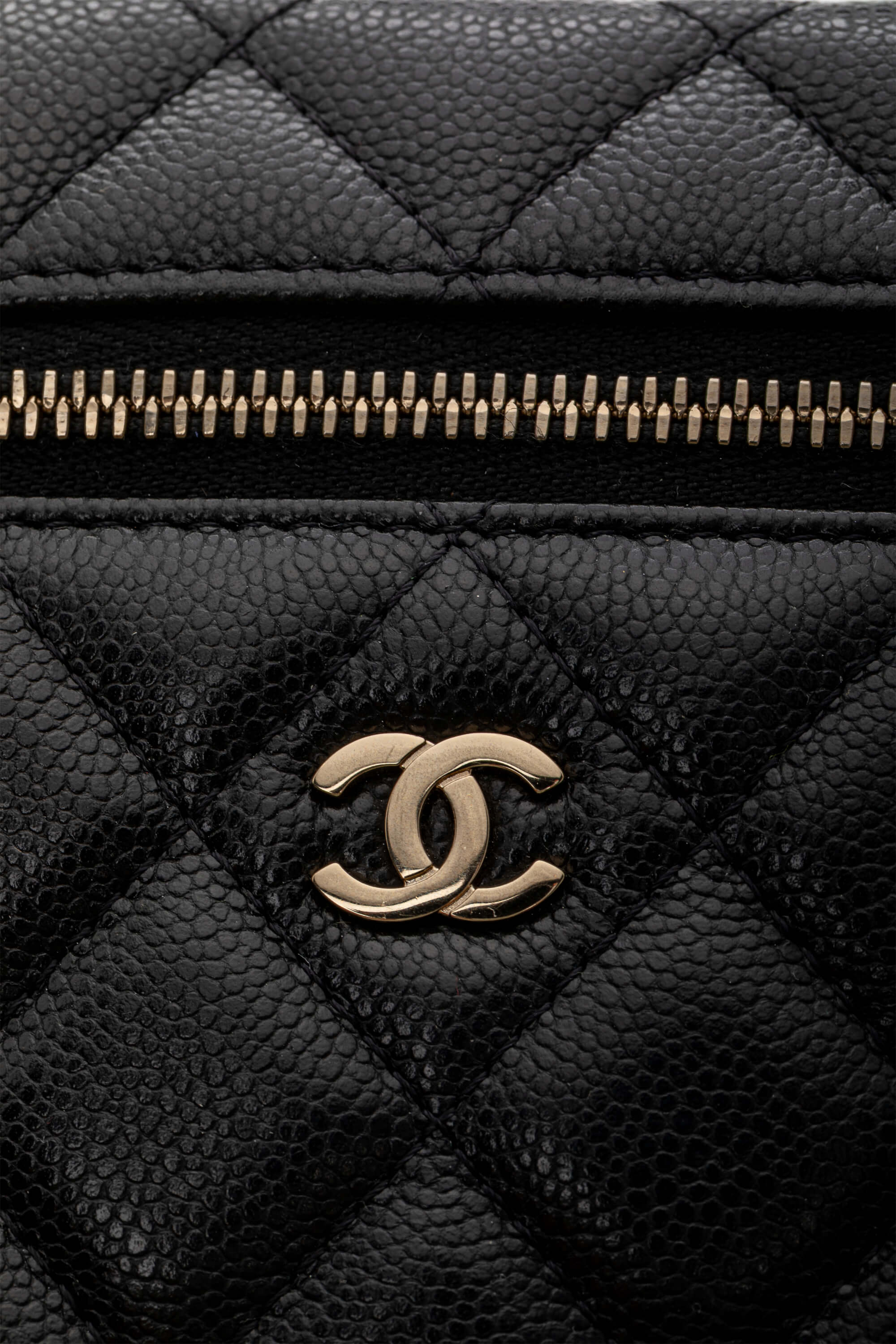 <span style="font-size: 10px;letter-spacing: .15em">HARD TO FIND</span><br> <strong>CHANEL</strong><br> <div style="margin-top:10px;font-size:16px">Caviar Quilted Top Handle Slim Vanity With Chain Black</div><br> - Image 18