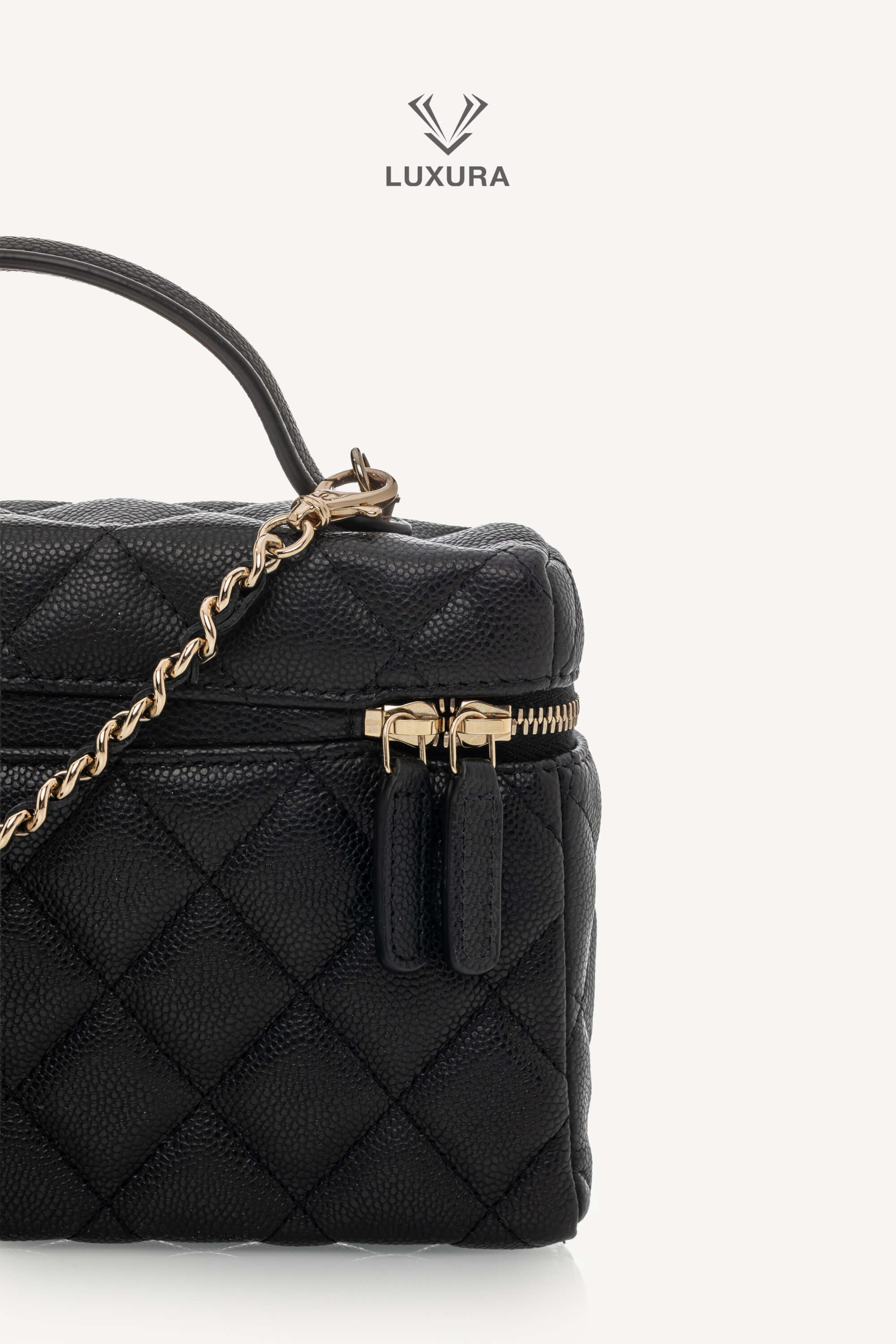 <span style="font-size: 10px;letter-spacing: .15em">HARD TO FIND</span><br> <strong>CHANEL</strong><br> <div style="margin-top:10px;font-size:16px">Caviar Quilted Top Handle Slim Vanity With Chain Black</div><br> - Image 10
