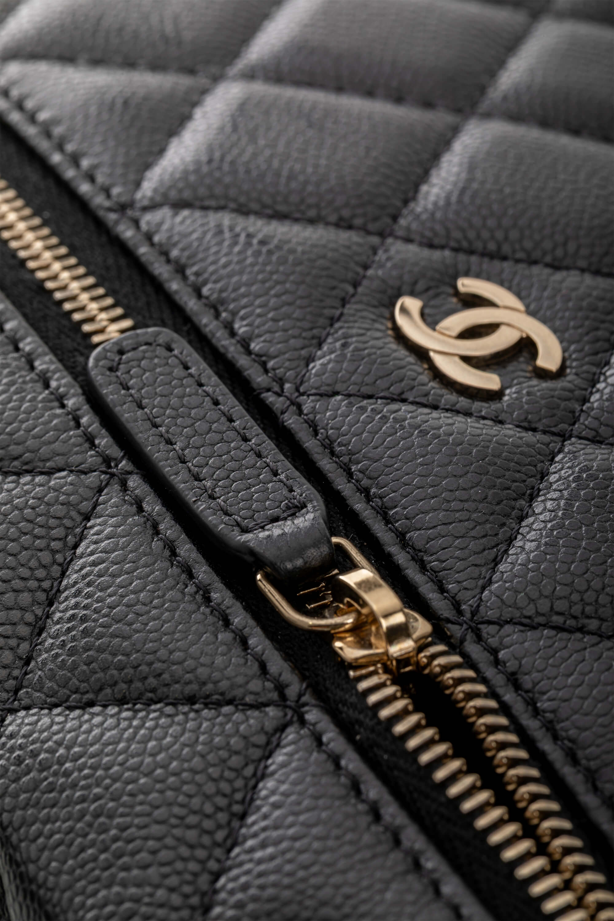 <span style="font-size: 10px;letter-spacing: .15em">HARD TO FIND</span><br> <strong>CHANEL</strong><br> <div style="margin-top:10px;font-size:16px">Caviar Quilted Top Handle Slim Vanity With Chain Black</div><br> - Image 17