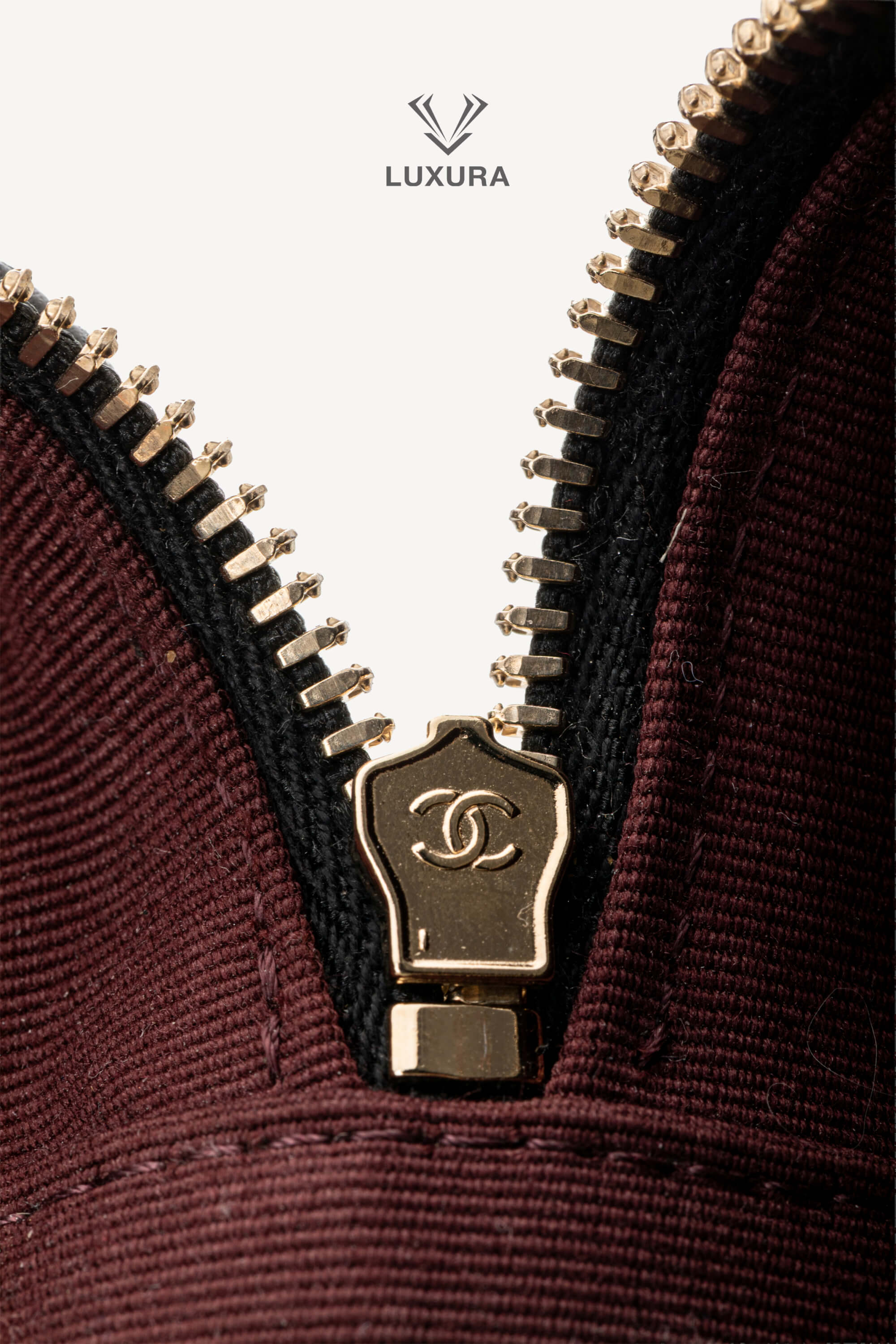 <span style="font-size: 10px;letter-spacing: .15em">HARD TO FIND</span><br> <strong>CHANEL</strong><br> <div style="margin-top:10px;font-size:16px">Caviar Quilted Top Handle Slim Vanity With Chain Black</div><br> - Image 19