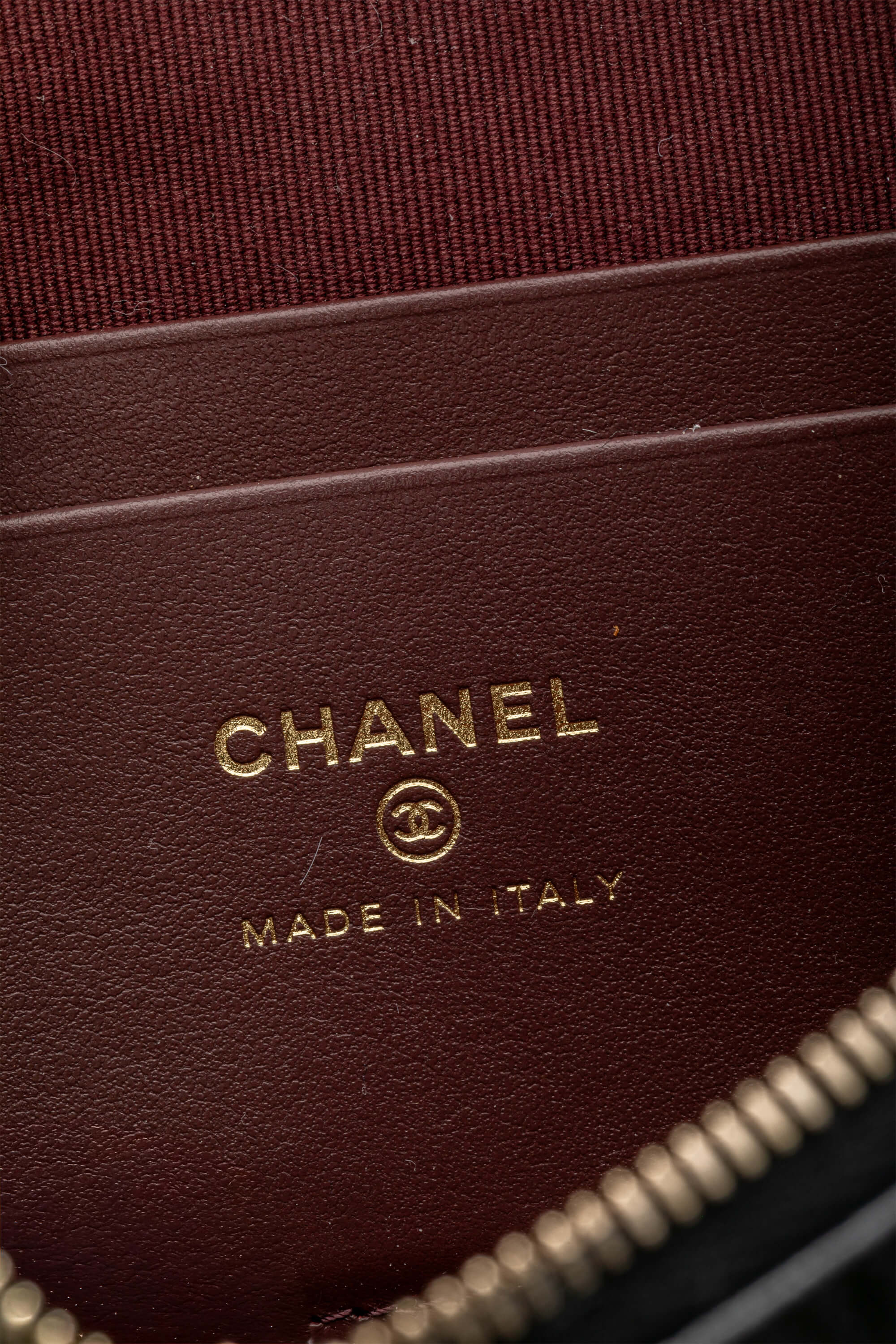 <span style="font-size: 10px;letter-spacing: .15em">HARD TO FIND</span><br> <strong>CHANEL</strong><br> <div style="margin-top:10px;font-size:16px">Caviar Quilted Top Handle Slim Vanity With Chain Black</div><br> - Image 20