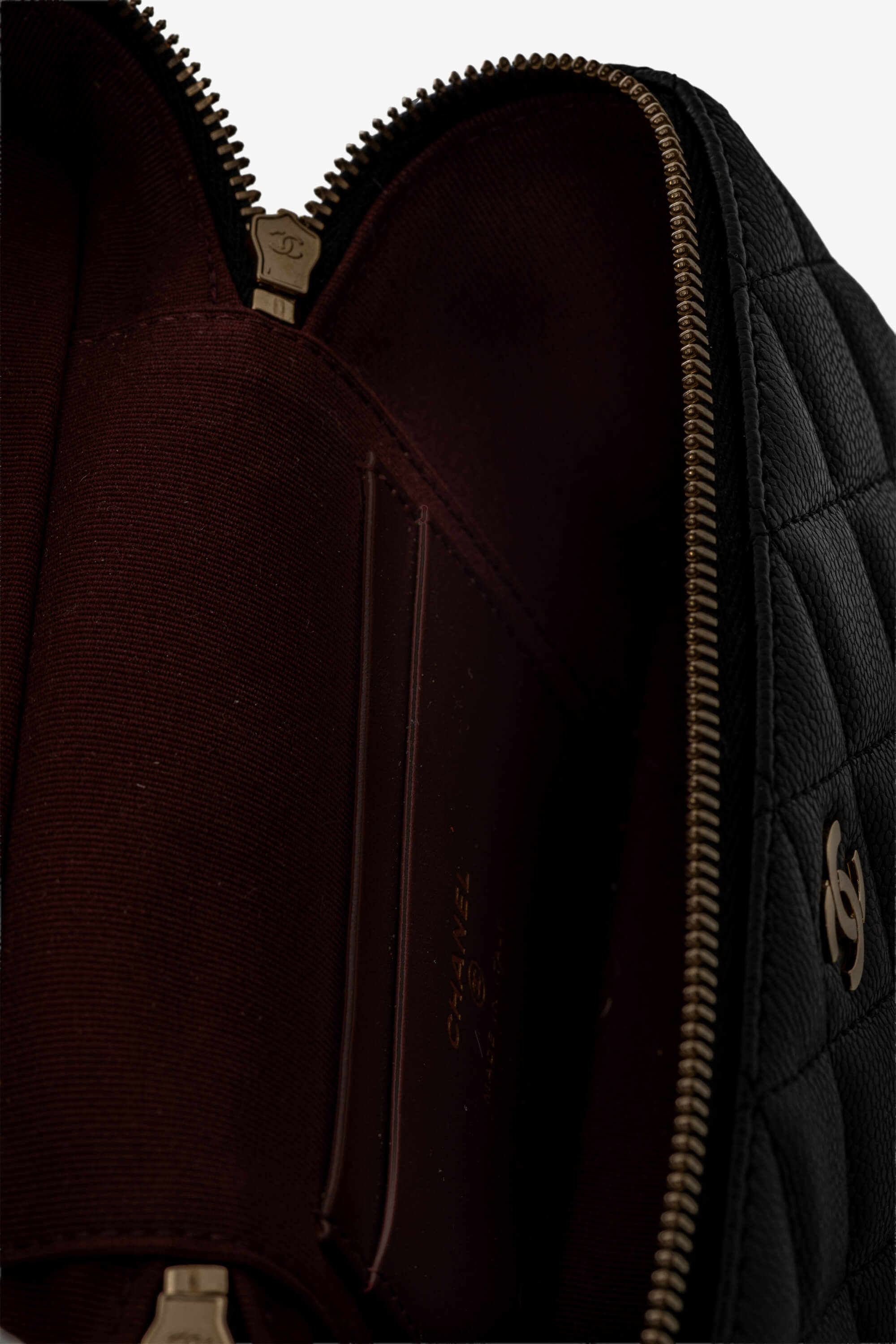 <span style="font-size: 10px;letter-spacing: .15em">HARD TO FIND</span><br> <strong>CHANEL</strong><br> <div style="margin-top:10px;font-size:16px">Caviar Quilted Top Handle Slim Vanity With Chain Black</div><br> - Image 21
