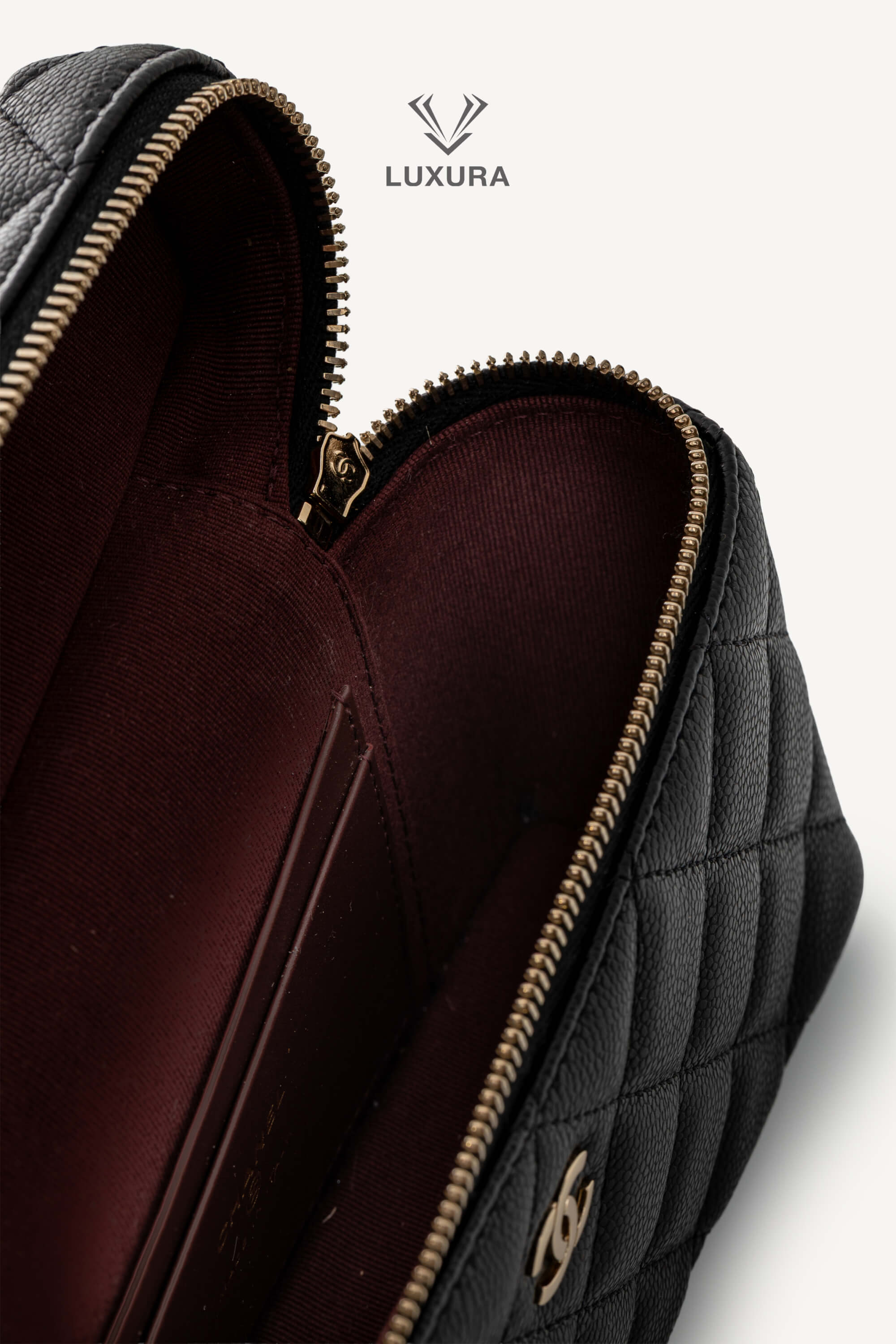 <span style="font-size: 10px;letter-spacing: .15em">HARD TO FIND</span><br> <strong>CHANEL</strong><br> <div style="margin-top:10px;font-size:16px">Caviar Quilted Top Handle Slim Vanity With Chain Black</div><br> - Image 16