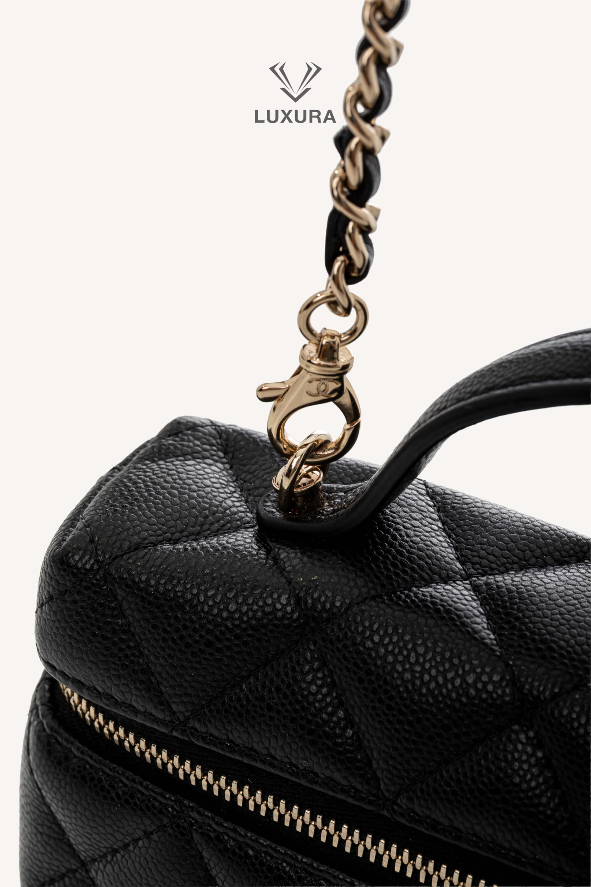 <span style="font-size: 10px;letter-spacing: .15em">HARD TO FIND</span><br> <strong>CHANEL</strong><br> <div style="margin-top:10px;font-size:16px">Caviar Quilted Top Handle Slim Vanity With Chain Black</div><br> - Image 11
