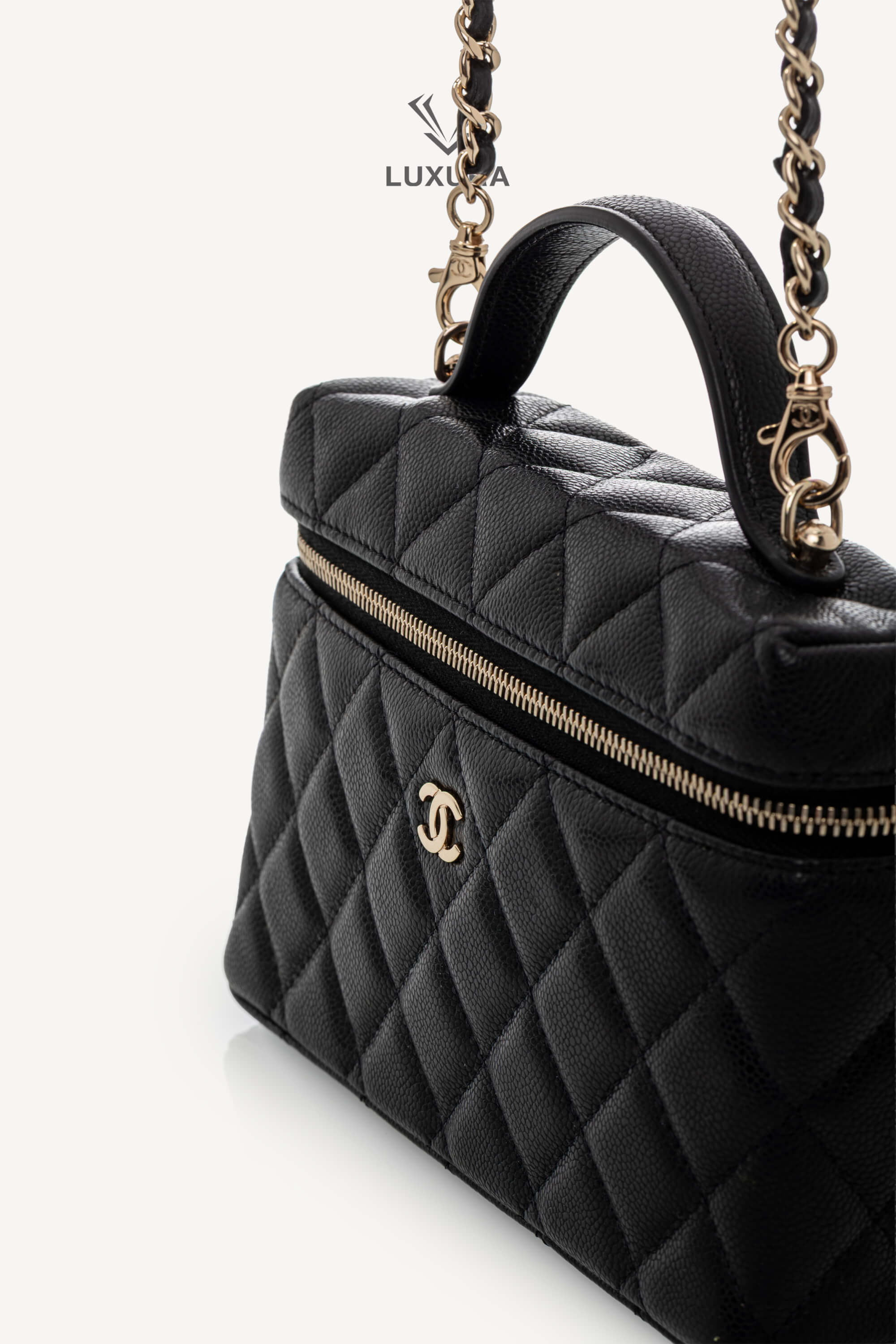 <span style="font-size: 10px;letter-spacing: .15em">HARD TO FIND</span><br> <strong>CHANEL</strong><br> <div style="margin-top:10px;font-size:16px">Caviar Quilted Top Handle Slim Vanity With Chain Black</div><br> - Image 8