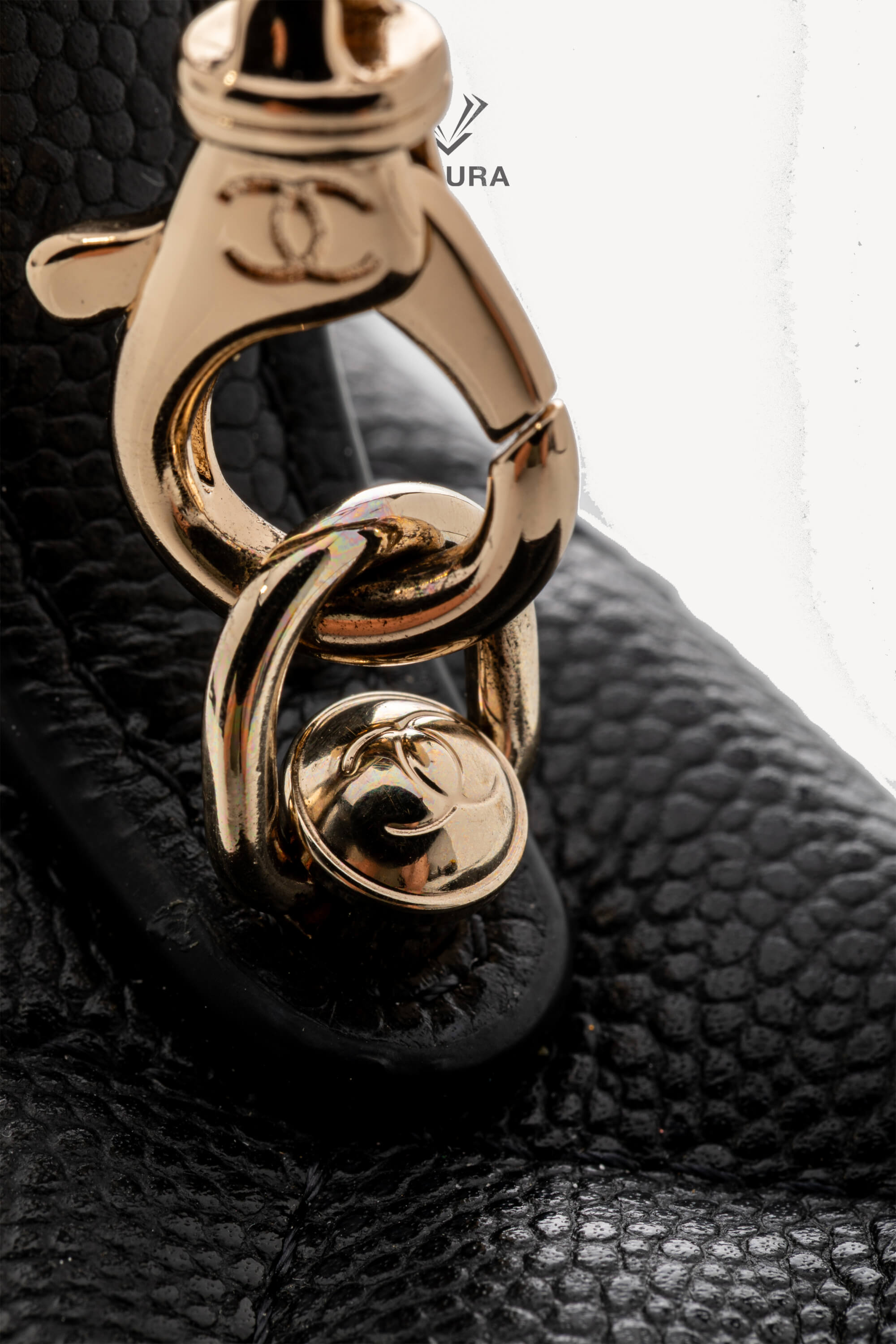 <span style="font-size: 10px;letter-spacing: .15em">HARD TO FIND</span><br> <strong>CHANEL</strong><br> <div style="margin-top:10px;font-size:16px">Caviar Quilted Top Handle Slim Vanity With Chain Black</div><br> - Image 14