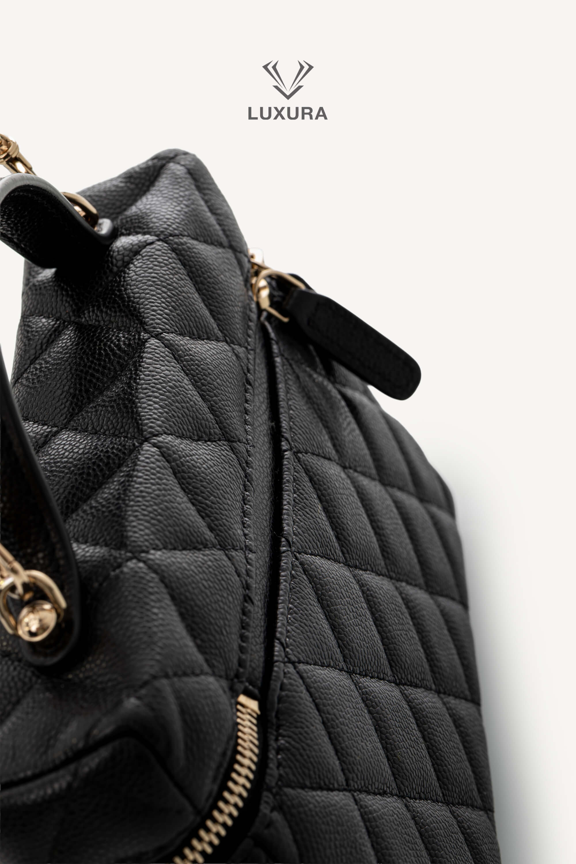 <span style="font-size: 10px;letter-spacing: .15em">HARD TO FIND</span><br> <strong>CHANEL</strong><br> <div style="margin-top:10px;font-size:16px">Caviar Quilted Top Handle Slim Vanity With Chain Black</div><br> - Image 9