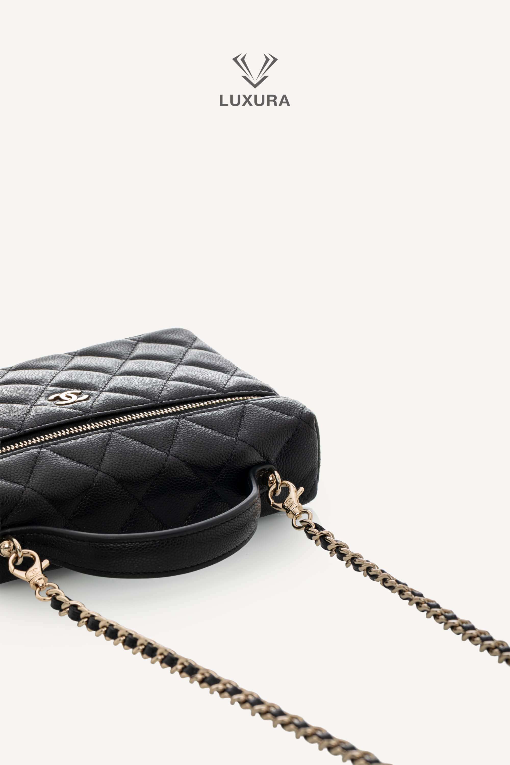 <span style="font-size: 10px;letter-spacing: .15em">HARD TO FIND</span><br> <strong>CHANEL</strong><br> <div style="margin-top:10px;font-size:16px">Caviar Quilted Top Handle Slim Vanity With Chain Black</div><br> - Image 12