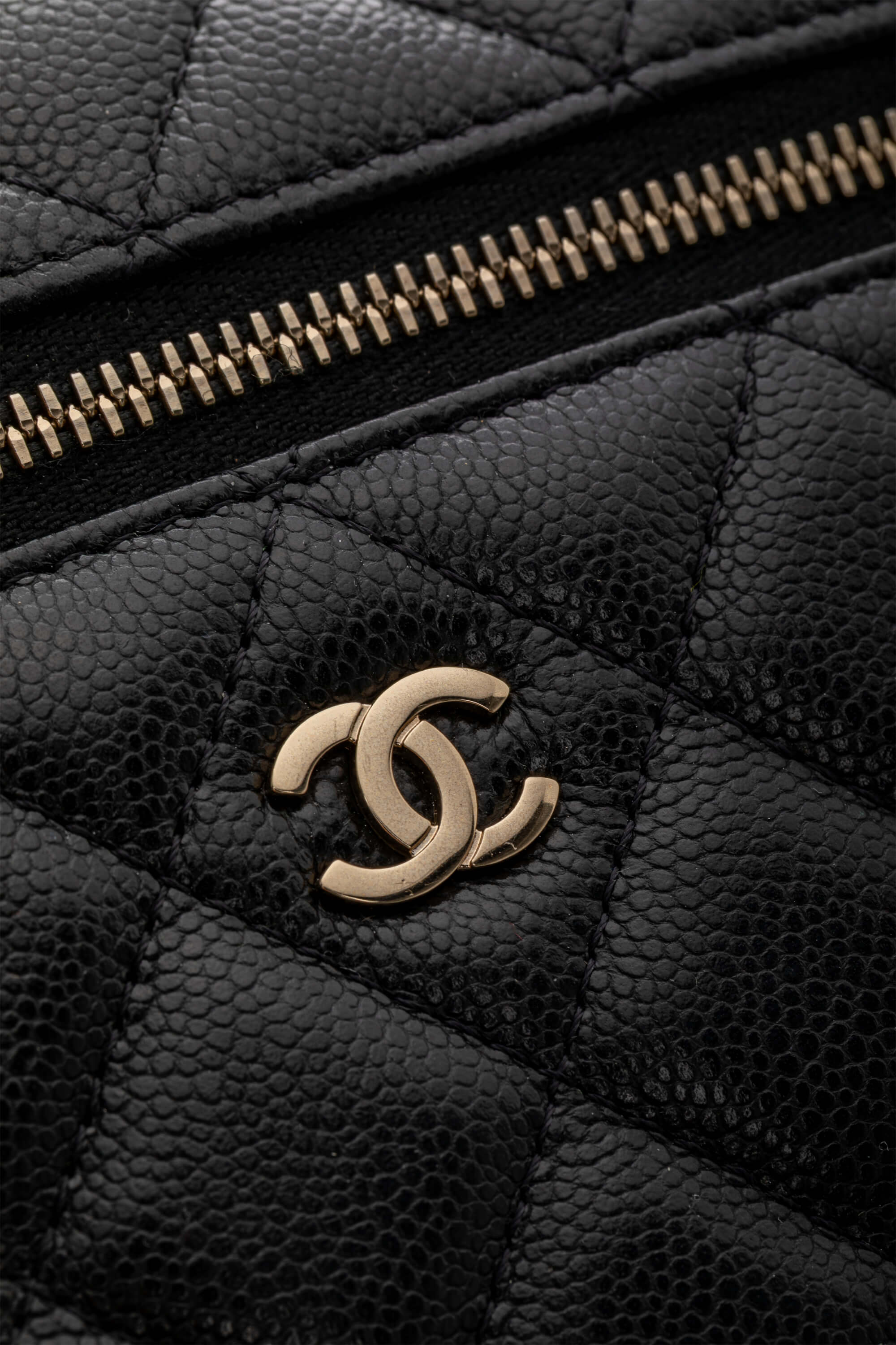 <span style="font-size: 10px;letter-spacing: .15em">HARD TO FIND</span><br> <strong>CHANEL</strong><br> <div style="margin-top:10px;font-size:16px">Caviar Quilted Top Handle Slim Vanity With Chain Black</div><br> - Image 15