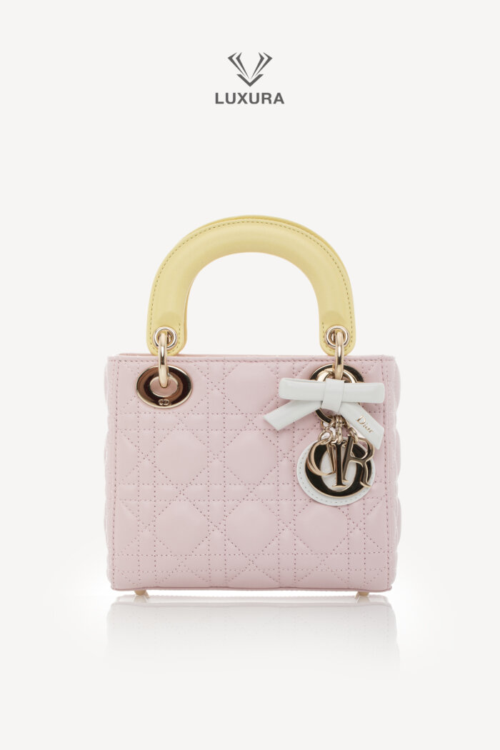 <span style="font-size: 10px;letter-spacing: .15em">NEW COLLECTION</span><br>            <strong>DIOR</strong><br>            <div style="margin-top:10px;font-size:16px">Lady Dior Mini Bag with Chain Lambskin Leather with Cannage Patern in Soft Pink Mimosa and White</div><br>