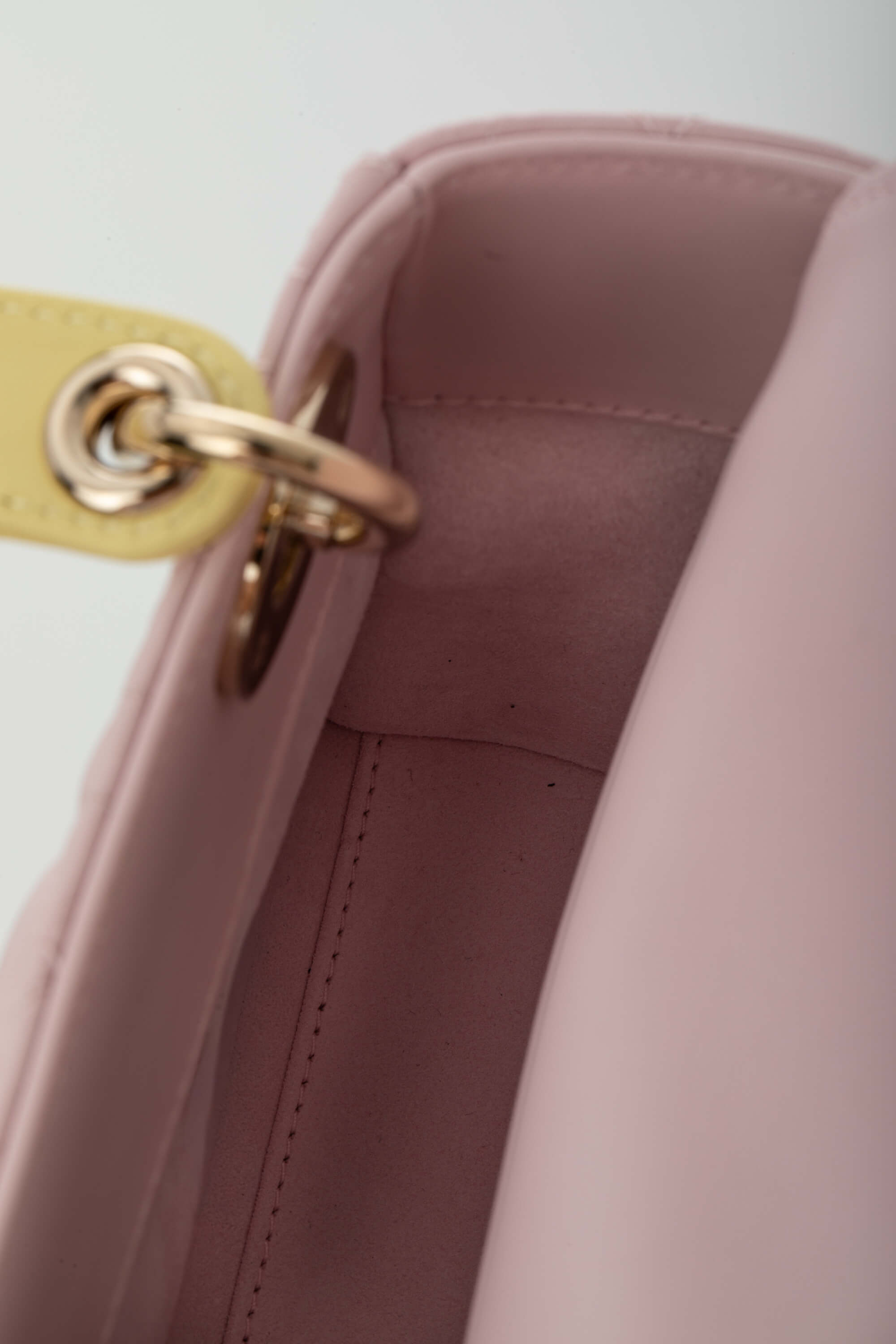 <span style="font-size: 10px;letter-spacing: .15em">NEW COLLECTION</span><br> <strong>DIOR</strong><br> <div style="margin-top:10px;font-size:16px">Lady Dior Mini Bag with Chain Lambskin Leather with Cannage Patern in Soft Pink Mimosa and White</div><br> - Image 18