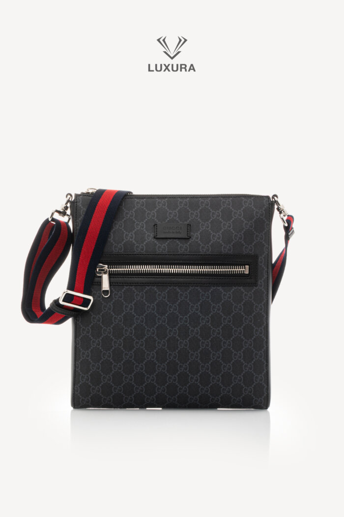 Genti | GUCCI GG Black Small Messenger bag in black GG Supreme