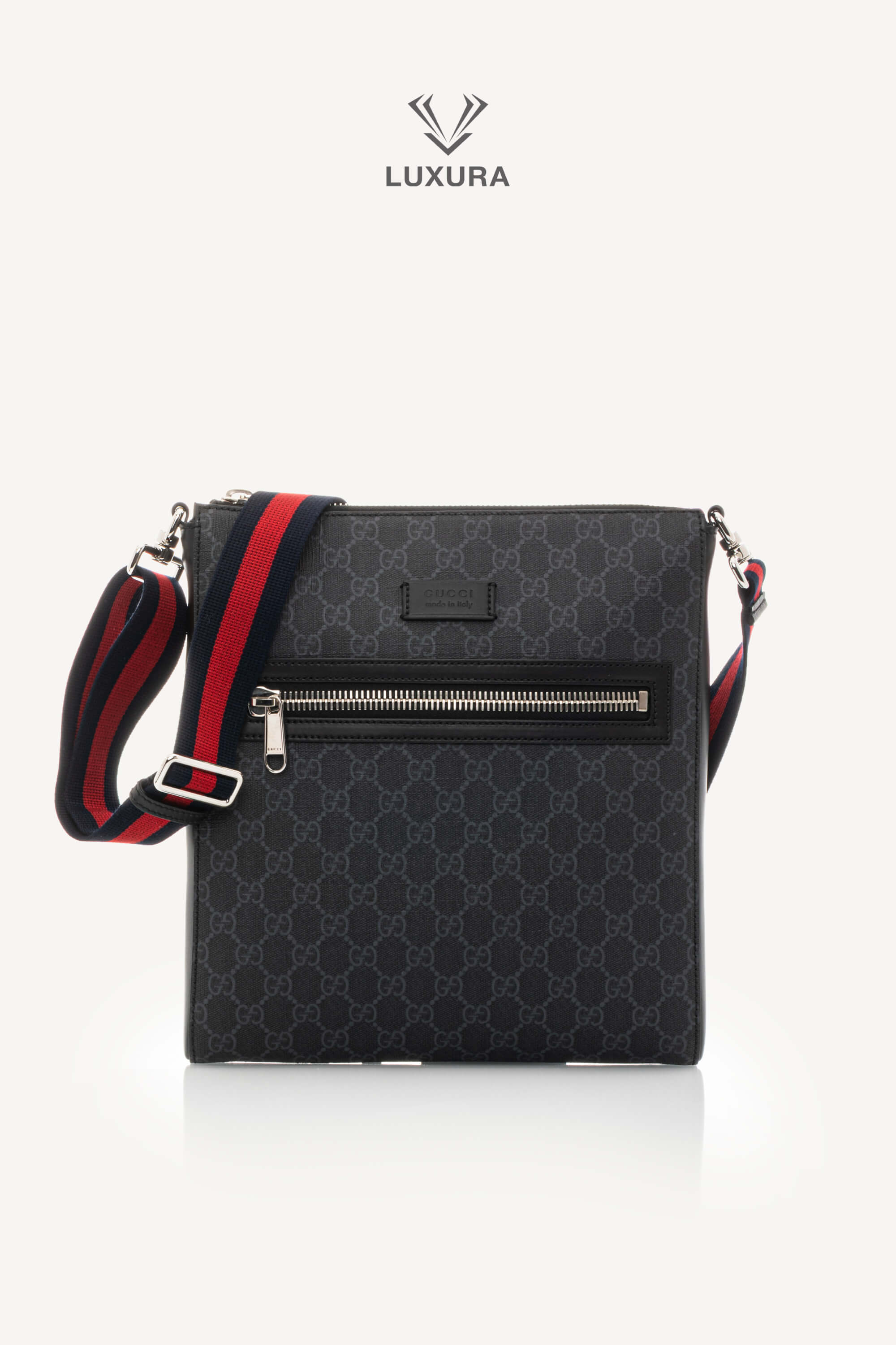 <span style="font-size: 10px;letter-spacing: .15em">HARD TO FIND</span><br>            <strong>GUCCI</strong><br>            <div style="margin-top:10px;font-size:16px">GG Black Small Messenger bag in black GG Supreme</div><br>