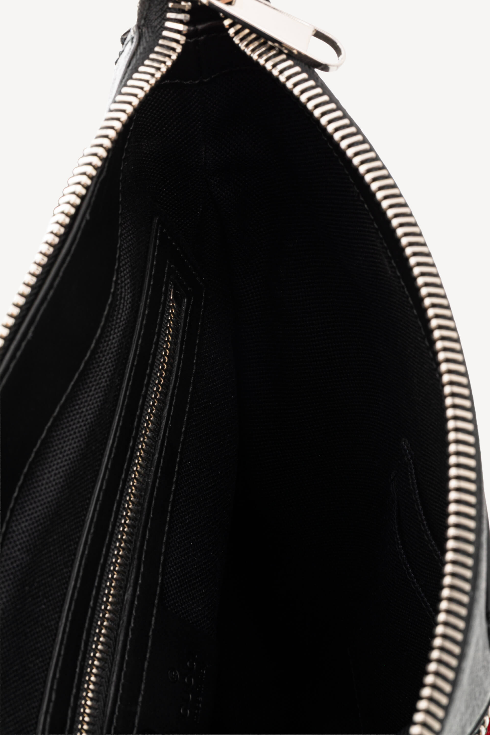 <span style="font-size: 10px;letter-spacing: .15em">HARD TO FIND</span><br>            <strong>GUCCI</strong><br>            <div style="margin-top:10px;font-size:16px">GG Black Small Messenger bag in black GG Supreme</div><br> - Image 9